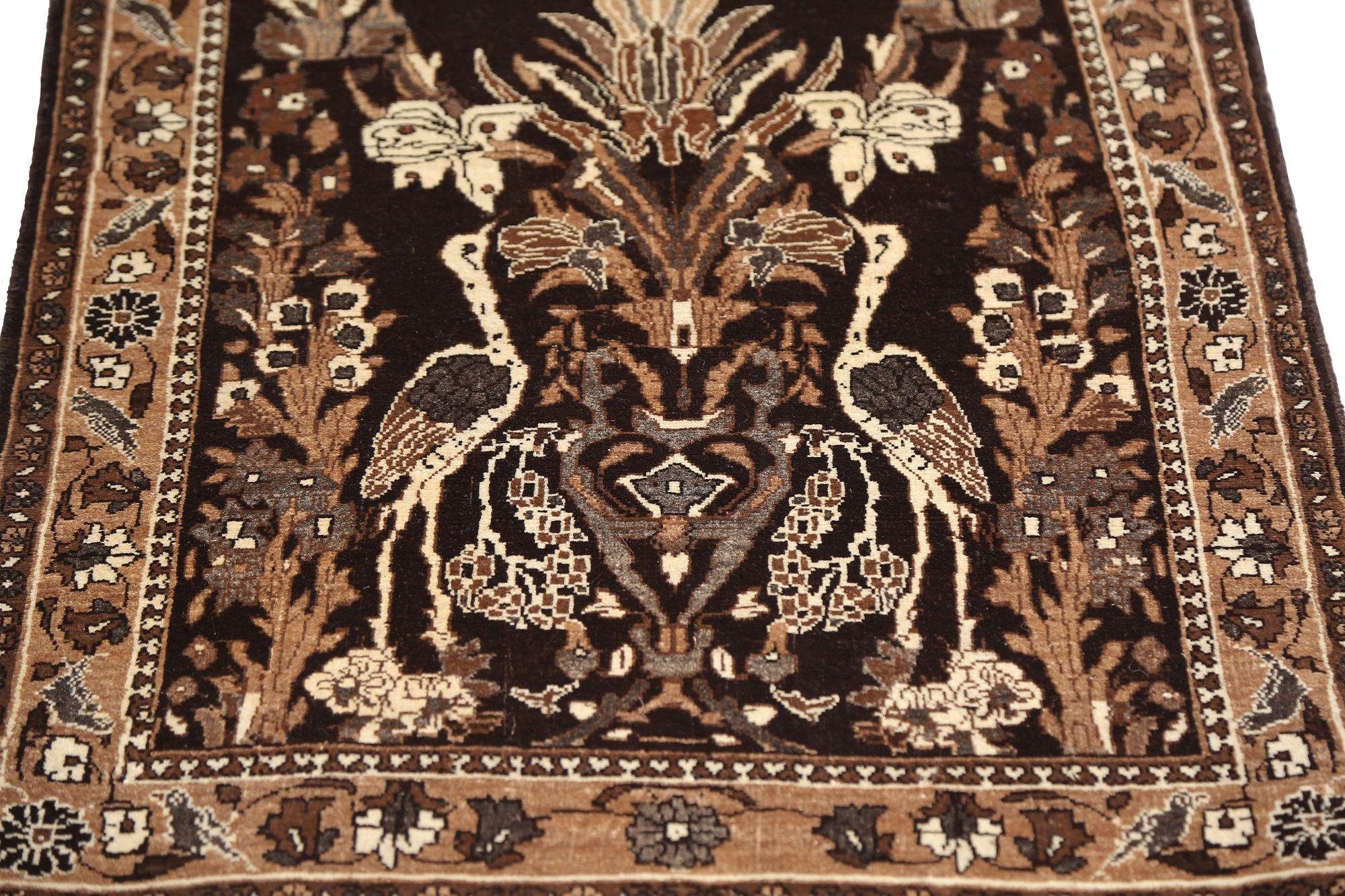 Scopri l'eleganza del tappeto persiano Semnan di piccole dimensioni del 1910. Progettato in lana e marrone, questo design esclusivo è perfetto per valorizzare il tuo spazio.