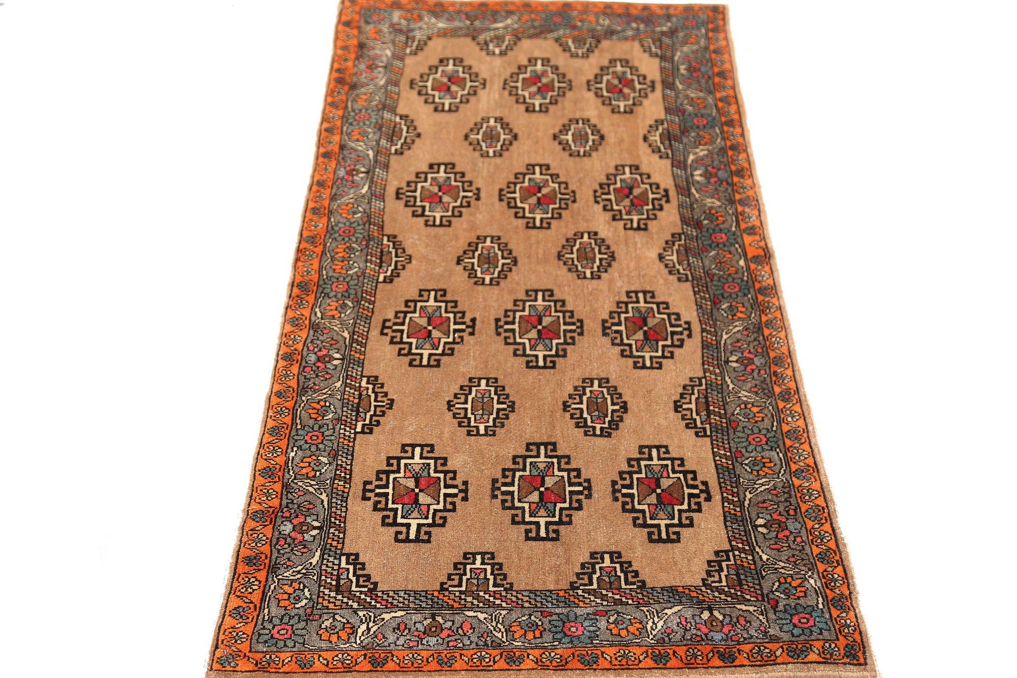 Scopri l'eleganza del tappeto persiano Semnan di piccole dimensioni del 1910. Progettato in lana e marrone, questo design esclusivo è perfetto per valorizzare il tuo spazio.