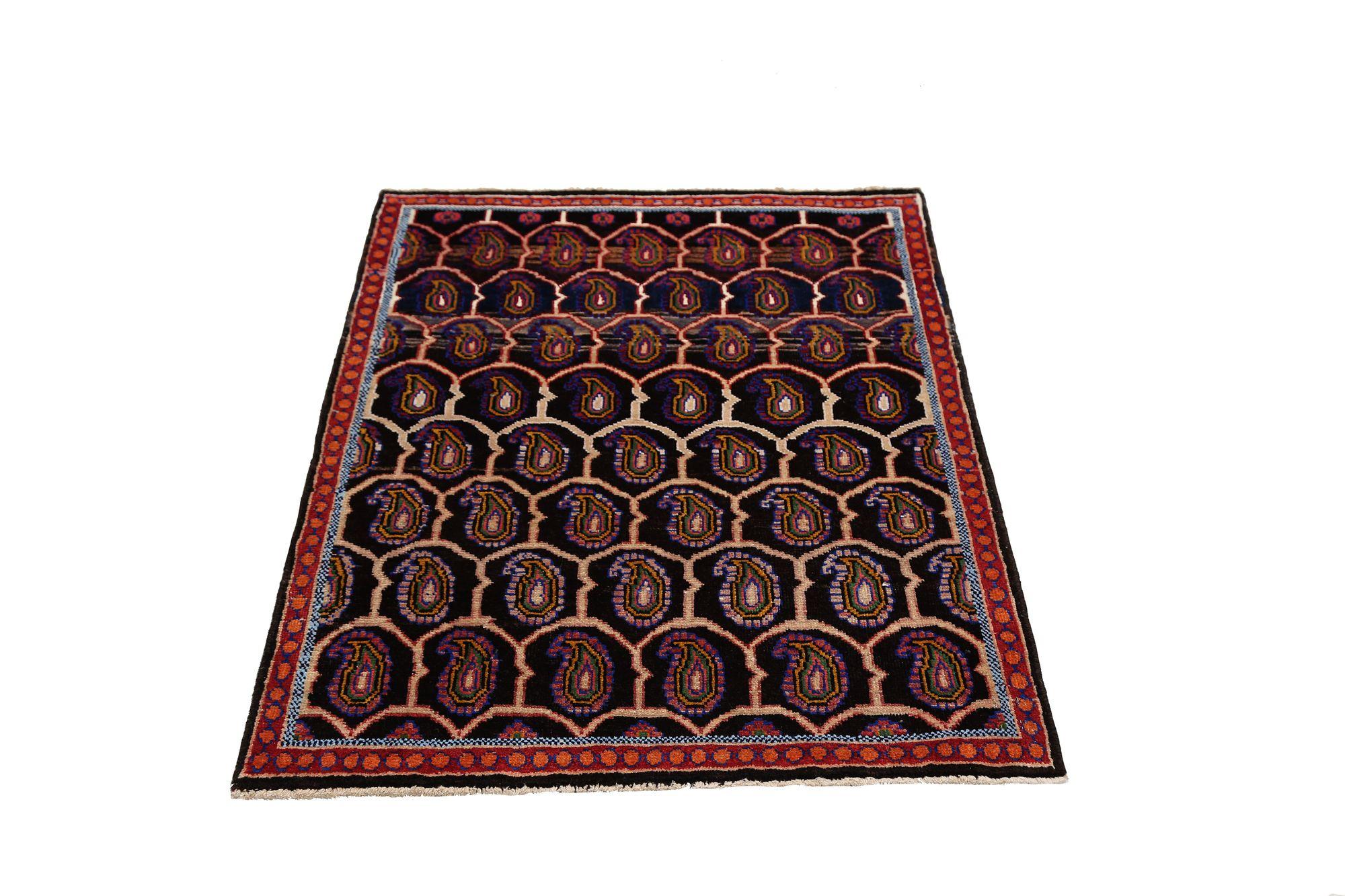 Entdecken Sie die Eleganz des persischen Semnan mit dem kleinen Teppich von CIRCA 1910. Dieses exklusive Design aus Wolle und Braun ist perfekt, um Ihren Raum zu verschönern.