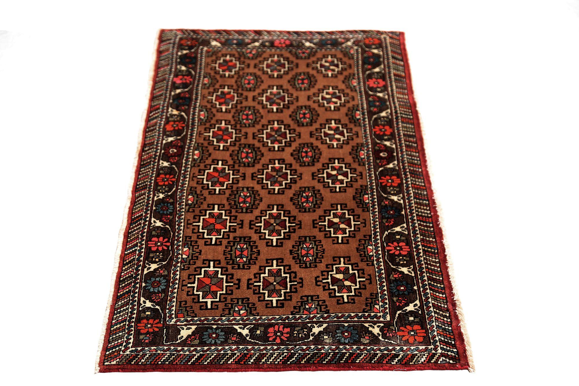 Scopri l'eleganza del tappeto persiano Semnan di piccole dimensioni del 1910. Progettato in lana e marrone, questo design esclusivo è perfetto per valorizzare il tuo spazio.