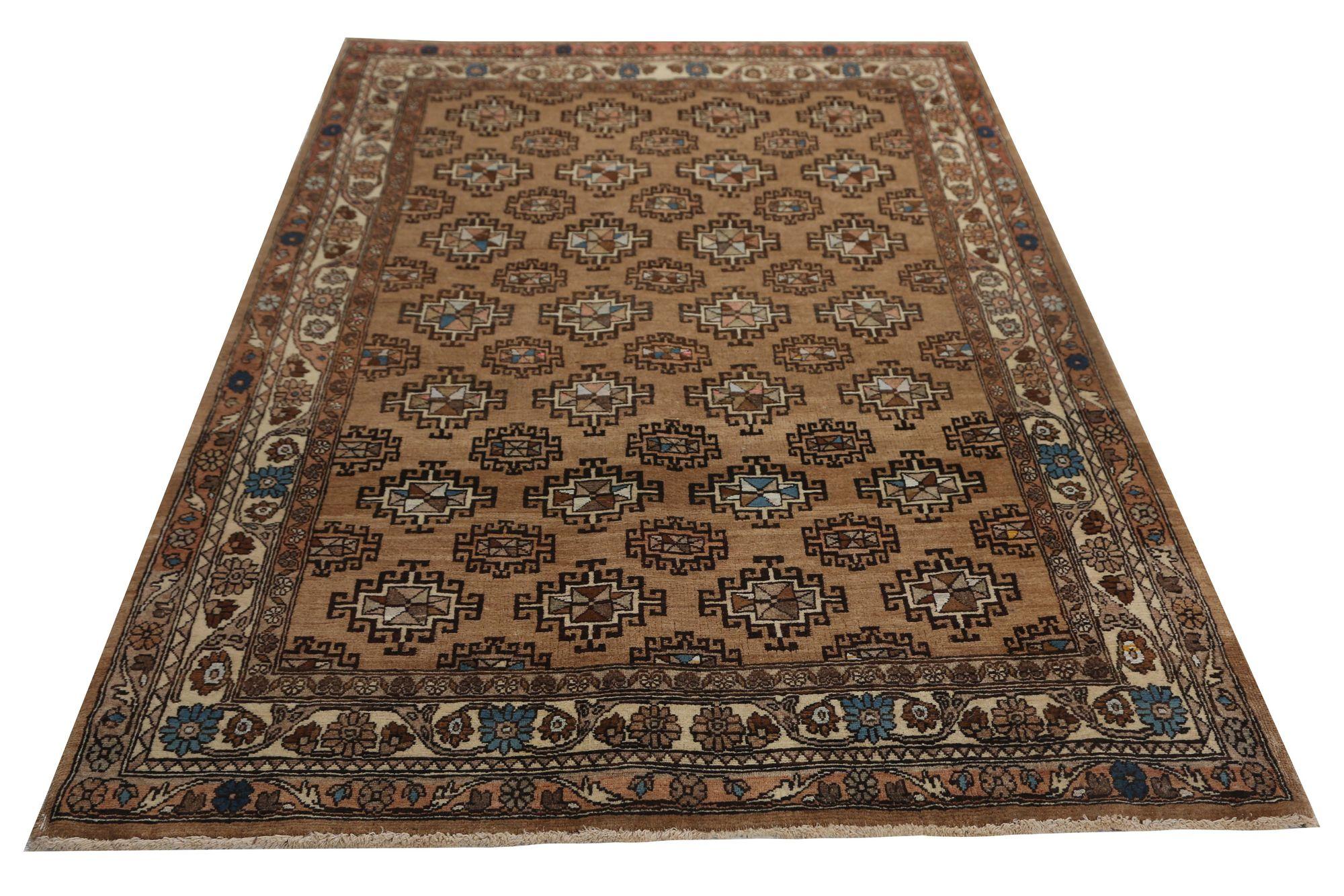 Scopri l'eleganza del tappeto persiano Semnan di piccole dimensioni del 1910. Progettato in lana e marrone, questo design esclusivo è perfetto per valorizzare il tuo spazio.