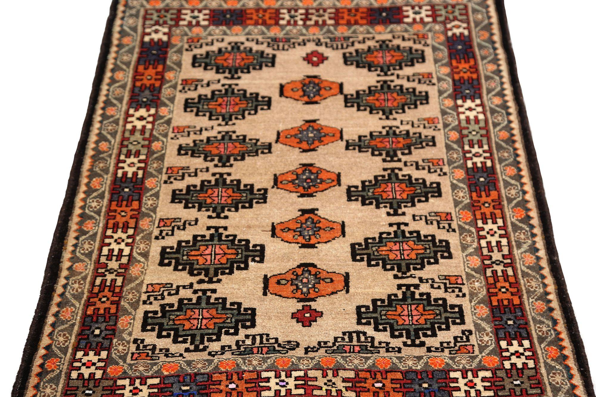 Entdecken Sie die Eleganz des persischen Semnan mit dem kleinen Teppich von CIRCA 1910. Dieses exklusive Design aus Wolle und GrünElfenbeinOrange eignet sich perfekt zur Verschönerung Ihres Raums.
