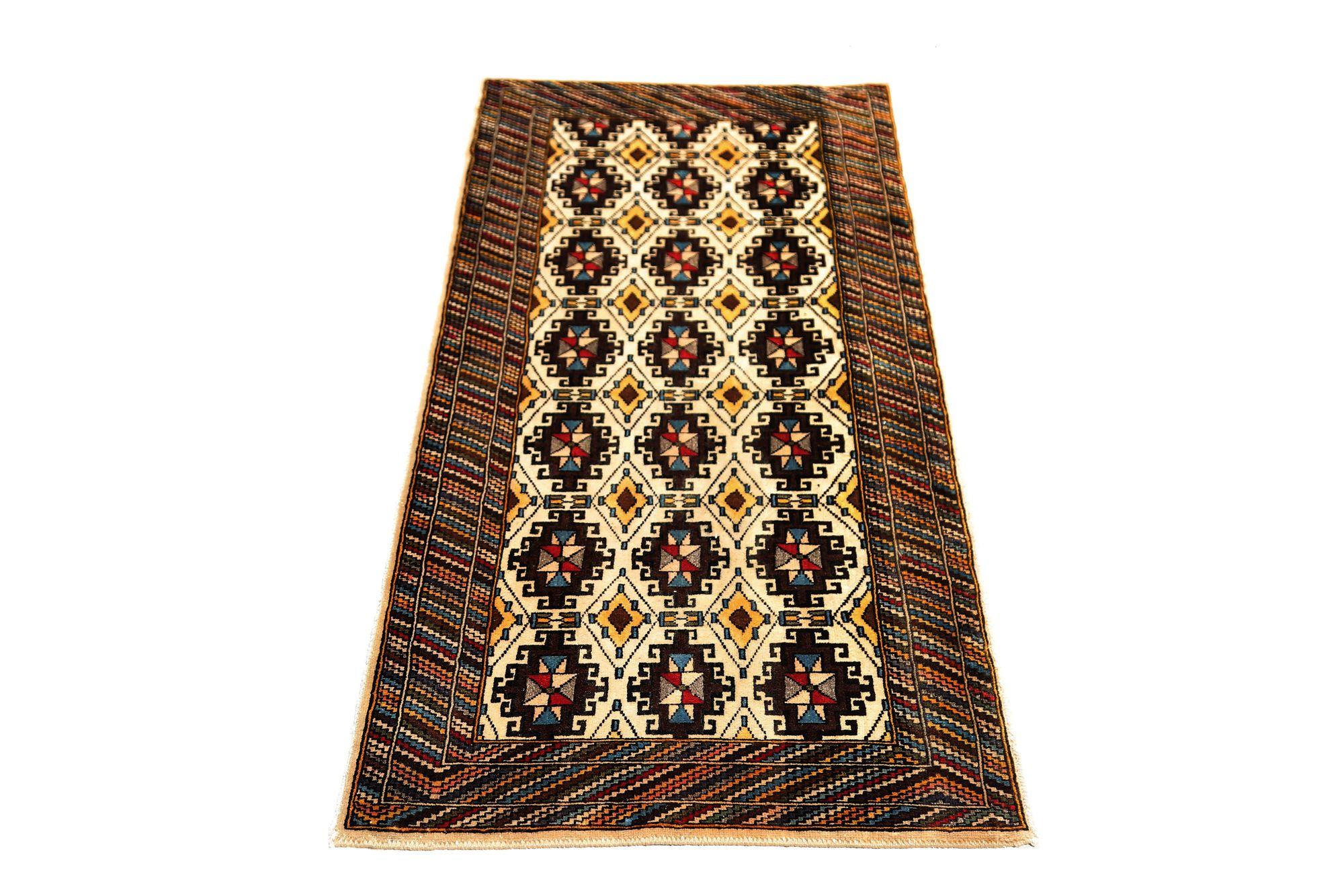 Entdecken Sie die Eleganz des persischen Semnan mit dem kleinen Teppich von CIRCA 1910. Dieses exklusive Design aus Wolle und Elfenbein ist perfekt, um Ihren Raum zu verschönern.