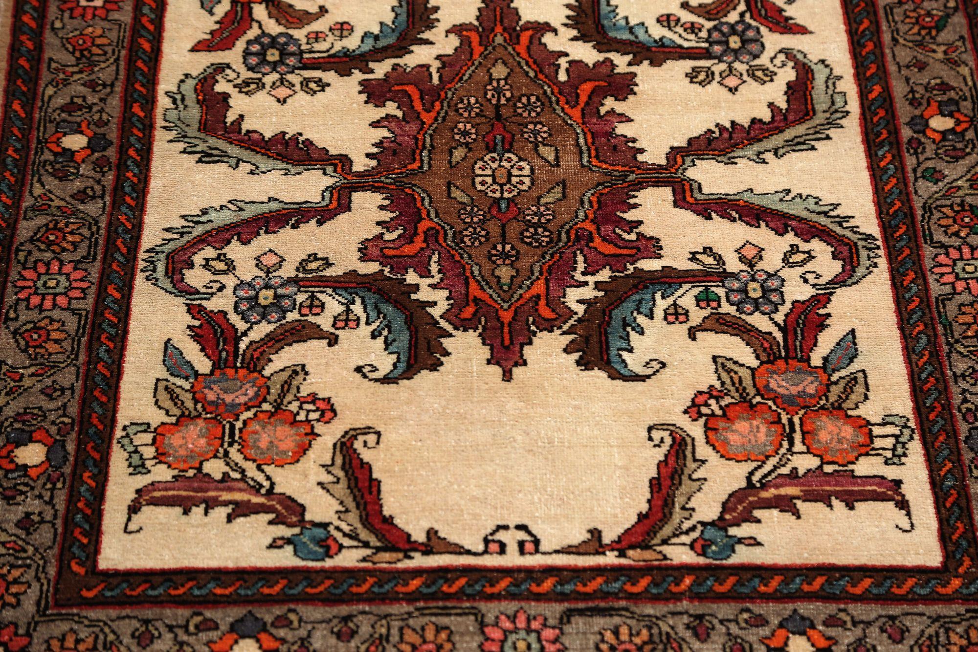 Entdecken Sie die Eleganz des persischen Semnan mit dem kleinen Teppich von CIRCA 1910. Dieses exklusive Design aus Wolle und Elfenbein ist perfekt, um Ihren Raum zu verschönern.