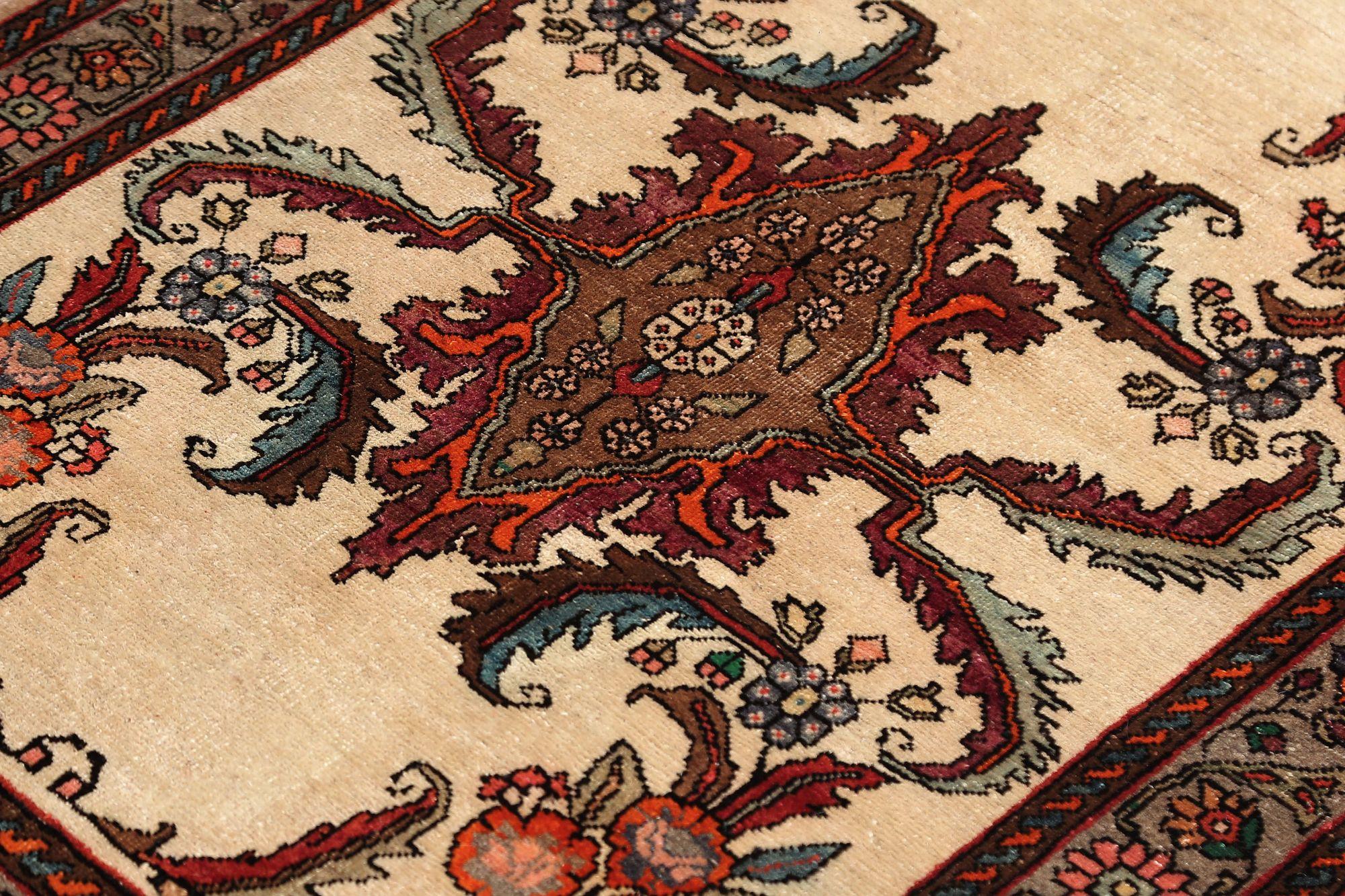 Persischer Semnan-Teppich aus Wolle – elfenbeinfarbenes Design – 97055 (20. Jahrhundert) im Angebot