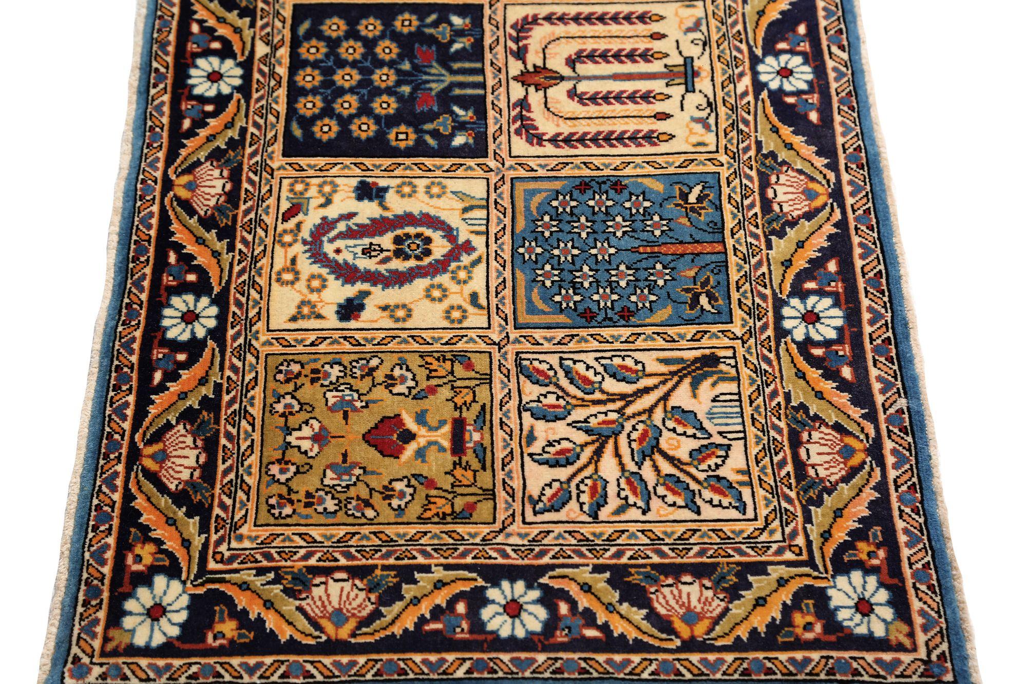 Entdecken Sie die Eleganz des persischen Semnan mit dem kleinen Teppich von CIRCA 1910. Dieses exklusive Design aus Wolle und Elfenbeingelb ist perfekt, um Ihren Raum zu verschönern.