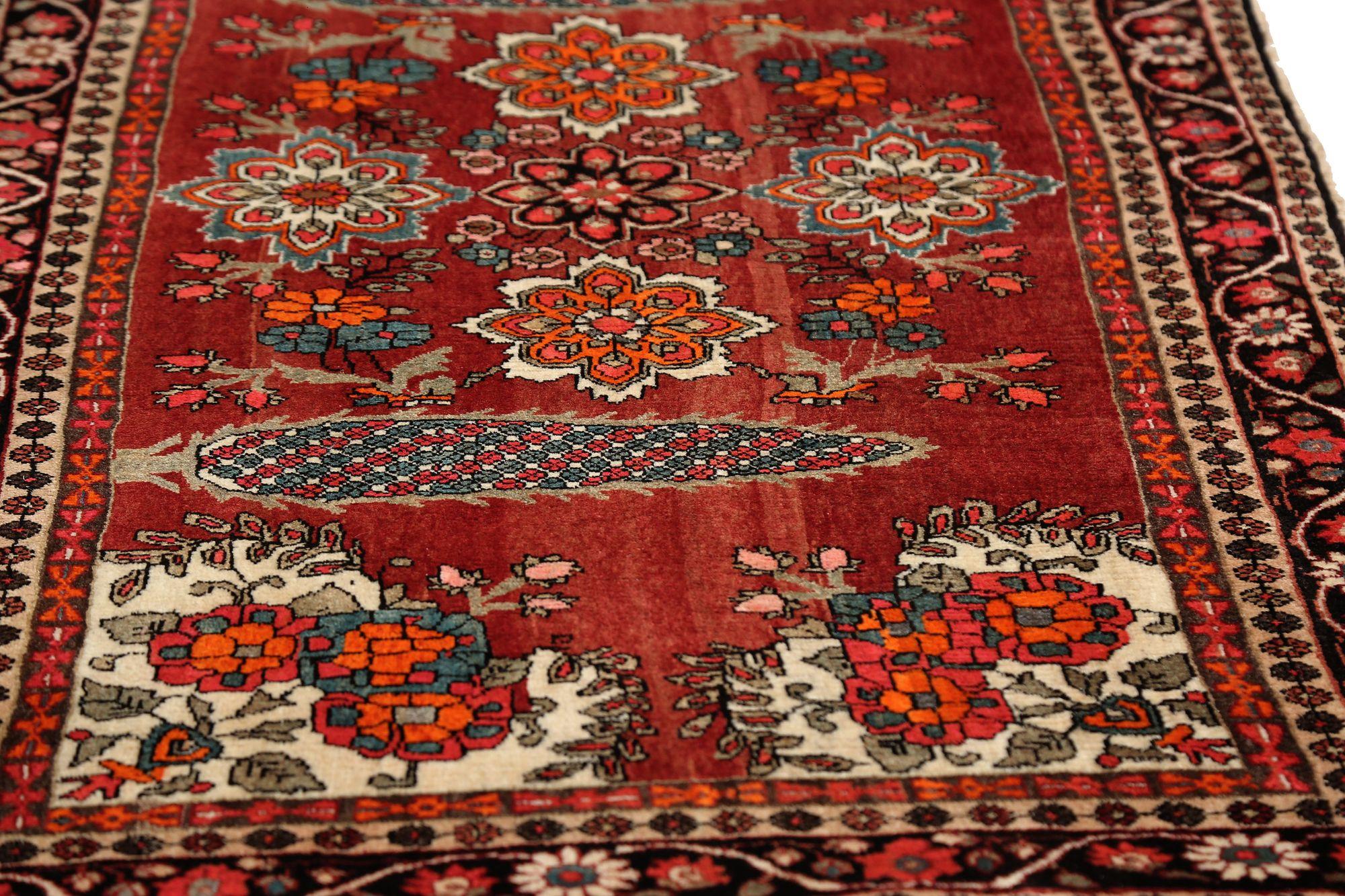Entdecken Sie die Eleganz des persischen Semnan mit dem kleinen Teppich von CIRCA 1910. Dieses exklusive Design aus Wolle und OrangeRed ist perfekt, um Ihren Raum zu verschönern.