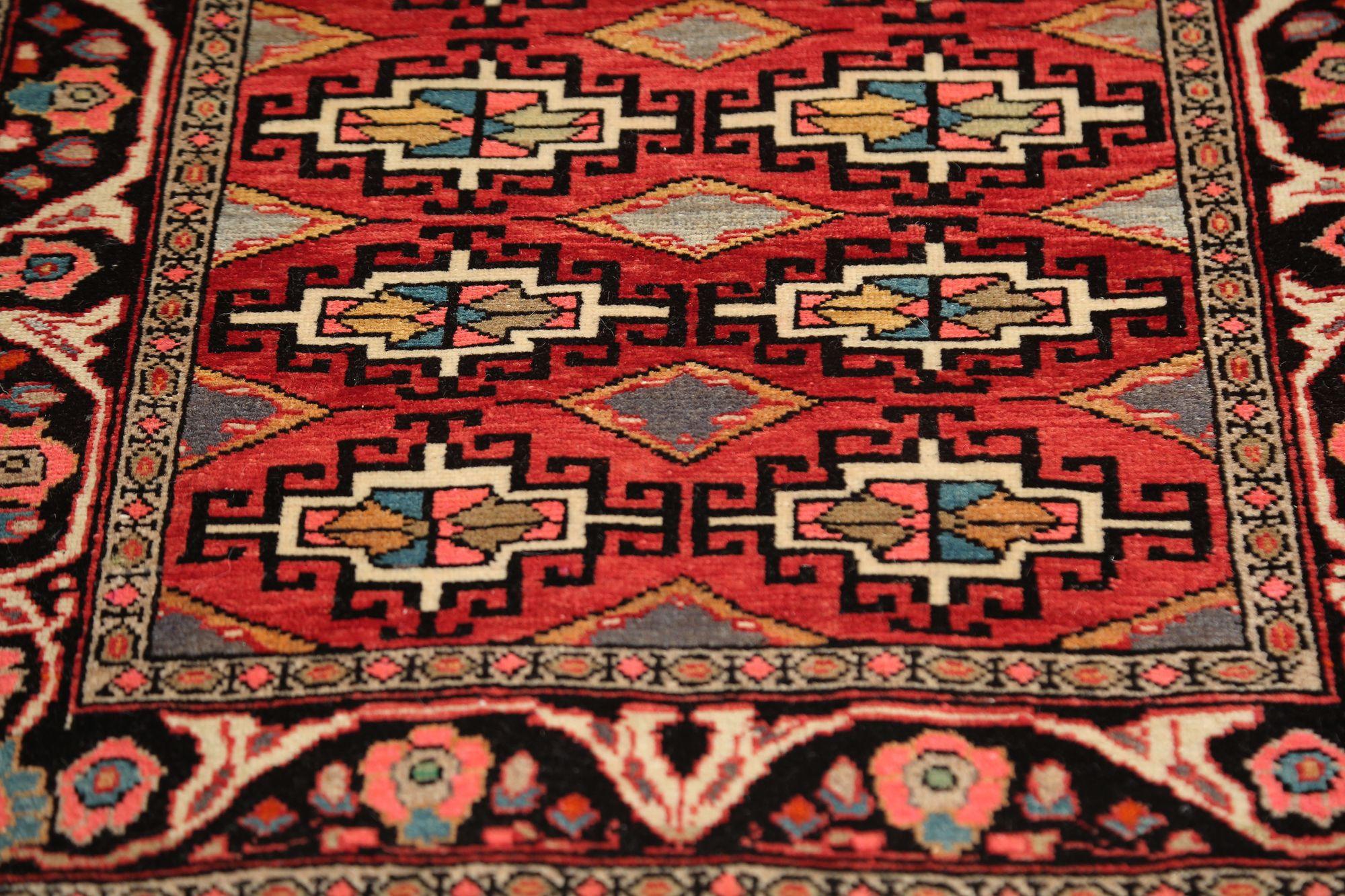 Scopri l'eleganza del tappeto persiano Semnan di piccole dimensioni del 1910. Progettato in lana e rosso, questo design esclusivo è perfetto per valorizzare il tuo spazio.