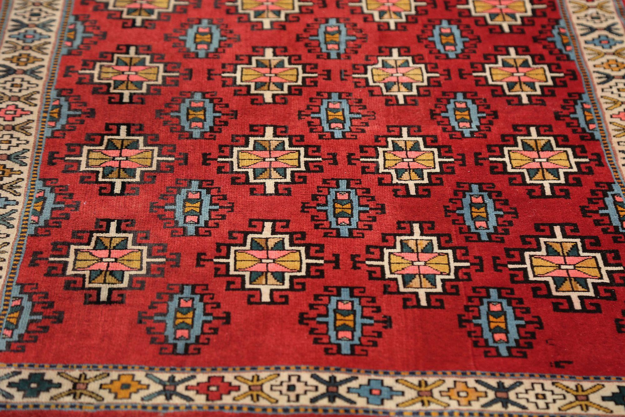 Entdecken Sie die Eleganz des persischen Semnan mit dem kleinen Teppich von CIRCA 1910. Dieses exklusive Design aus Wolle und Rot ist perfekt, um Ihren Raum zu verschönern.