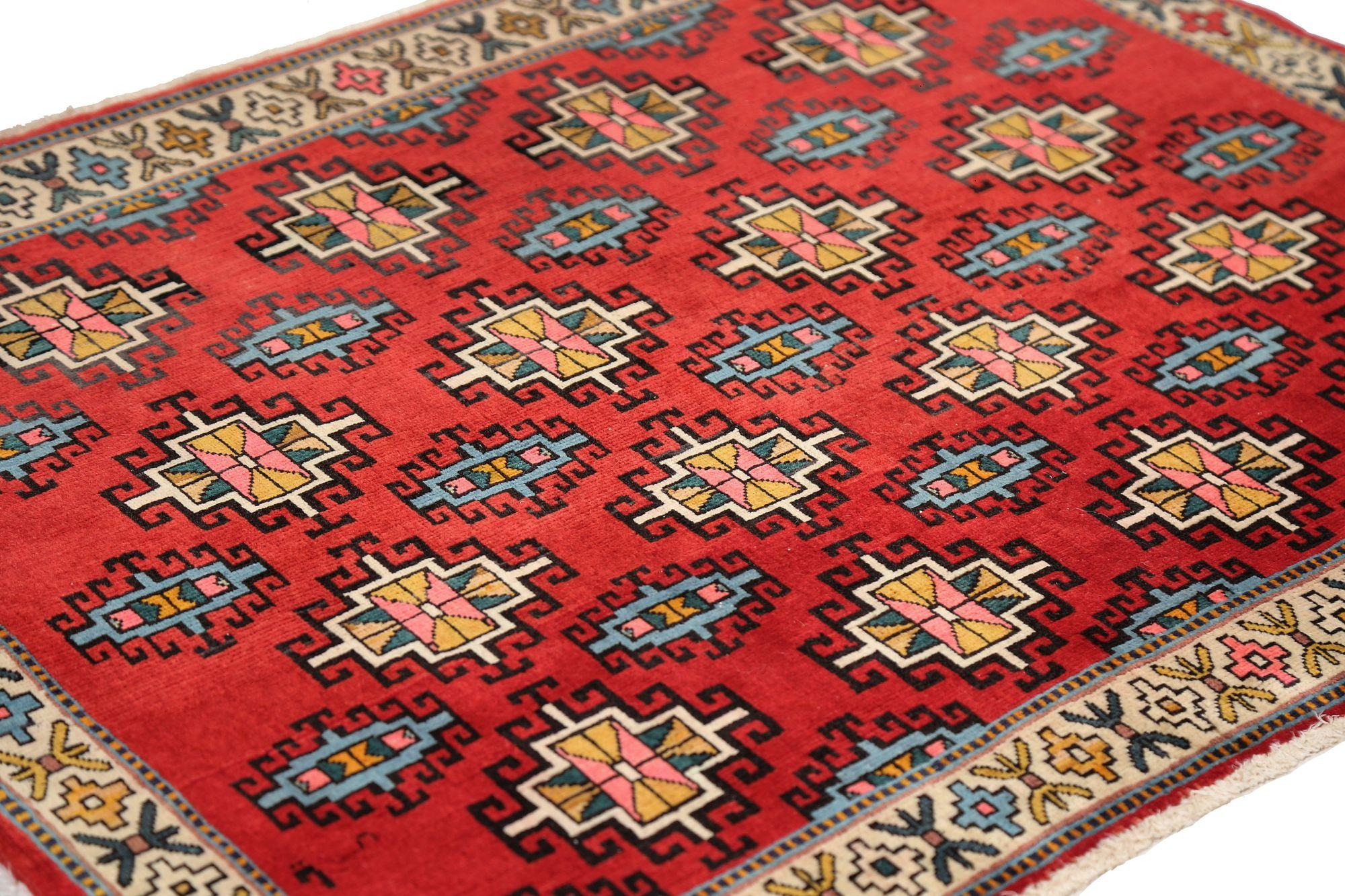 Persischer Semnan-Teppich aus Wolle – rotes Design – 97051 im Zustand „Hervorragend“ im Angebot in Dallas, TX