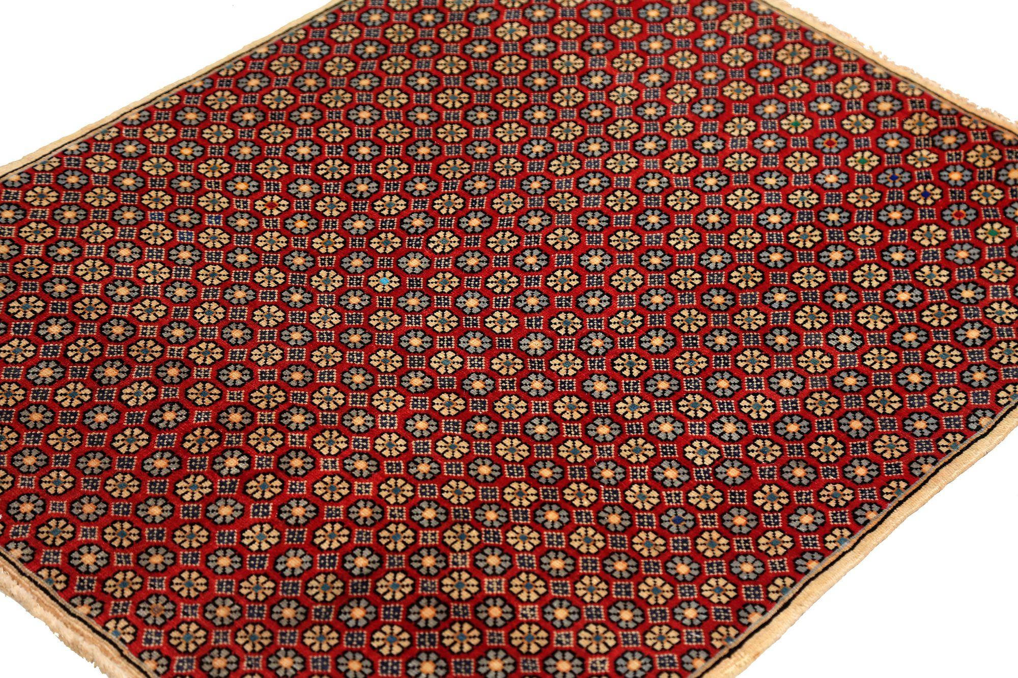 Persischer Semnan-Teppich aus Wolle – rotes Design – 97054 im Zustand „Hervorragend“ im Angebot in Dallas, TX