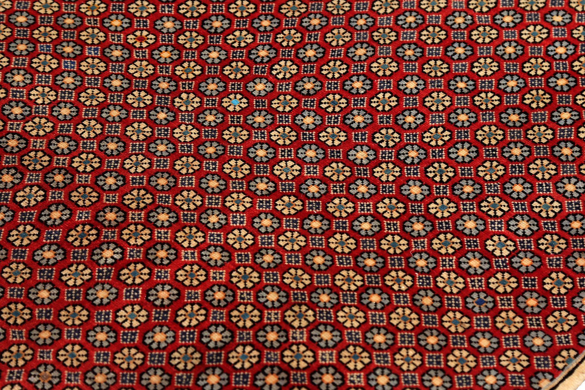 Persischer Semnan-Teppich aus Wolle – rotes Design – 97054 (20. Jahrhundert) im Angebot