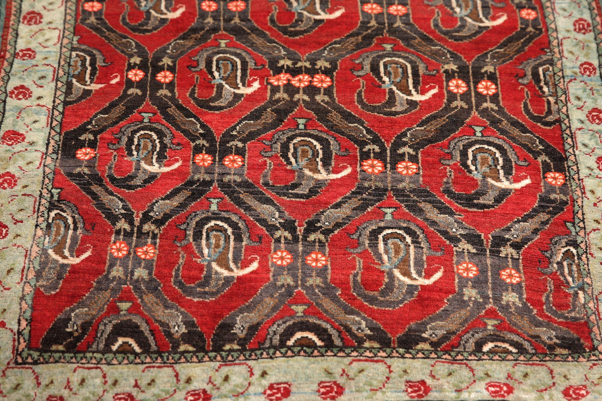 Entdecken Sie die Eleganz des persischen Semnan mit dem kleinen Teppich von CIRCA 1910. Dieses exklusive Design aus Wolle und Rot ist perfekt, um Ihren Raum zu verschönern.