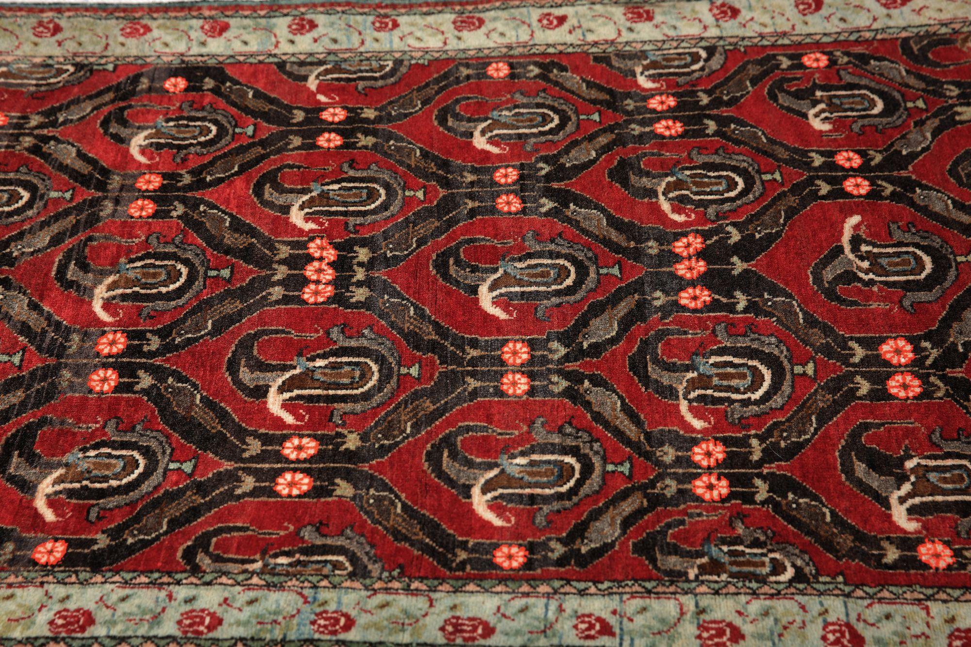 Persischer Semnan-Teppich aus Wolle – rotes Design – 97057 im Zustand „Hervorragend“ im Angebot in Dallas, TX