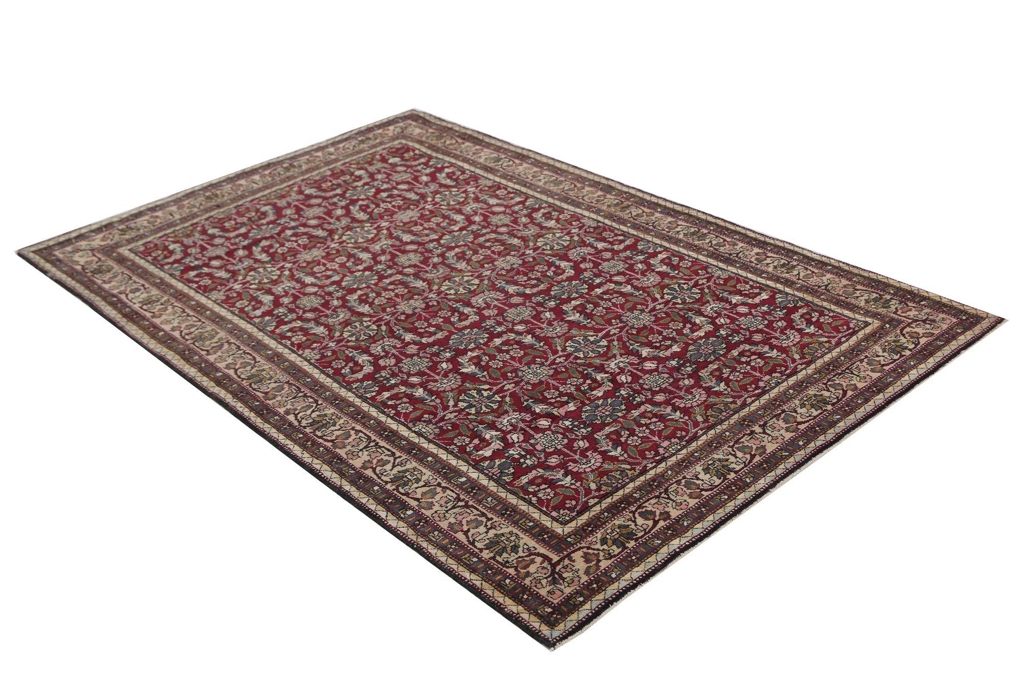 Entdecken Sie die Eleganz des persischen Semnan mit dem kleinen Teppich von CIRCA 1910. Dieses exklusive Design aus Wolle und Rot ist perfekt, um Ihren Raum zu verschönern.