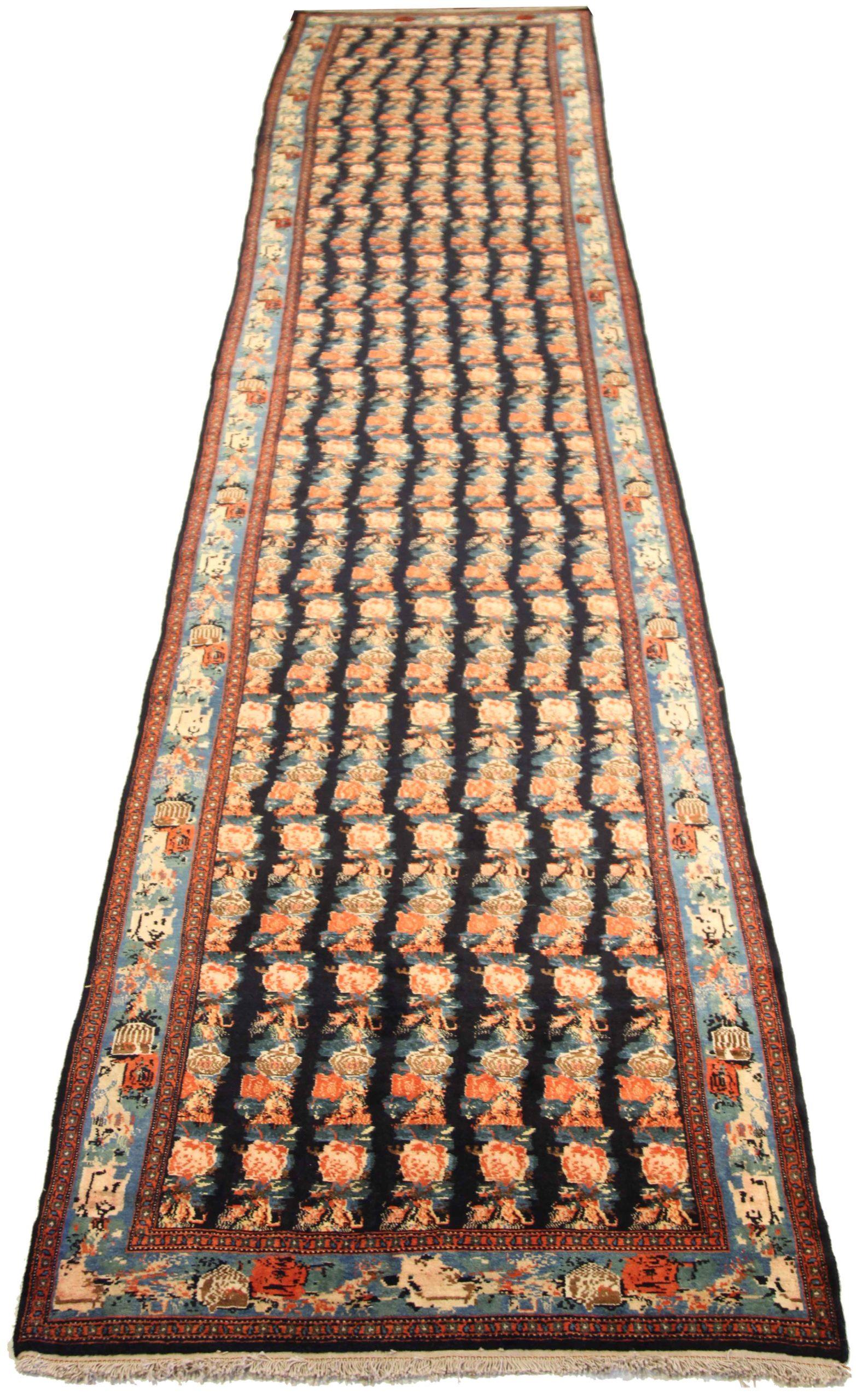 Scopri l'eleganza del tappeto persiano Seneh con caratteristiche Runner di CIRCA 1880. Progettato con lana e avorio e blu-rosso, questo design esclusivo è perfetto per valorizzare il tuo spazio.