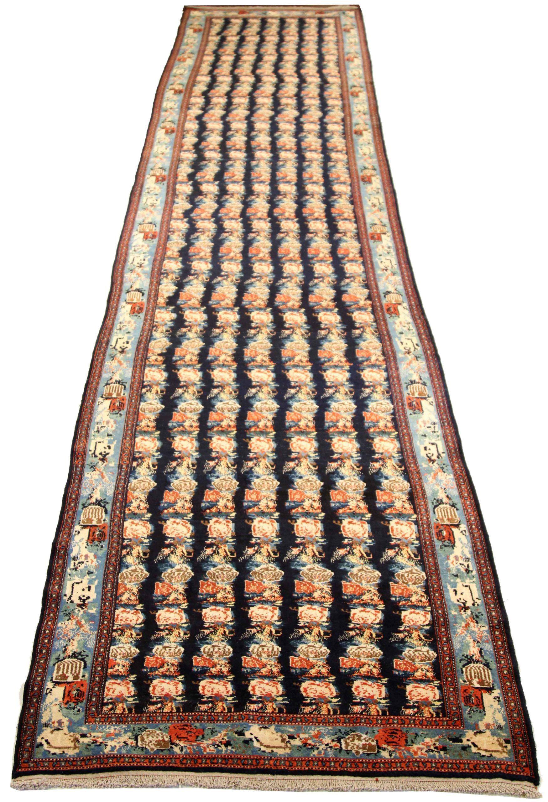 Scopri l'eleganza del tappeto persiano Seneh con caratteristiche Runner di CIRCA 1880. Progettato con lana e avorio e blu-rosso, questo design esclusivo è perfetto per valorizzare il tuo spazio.
