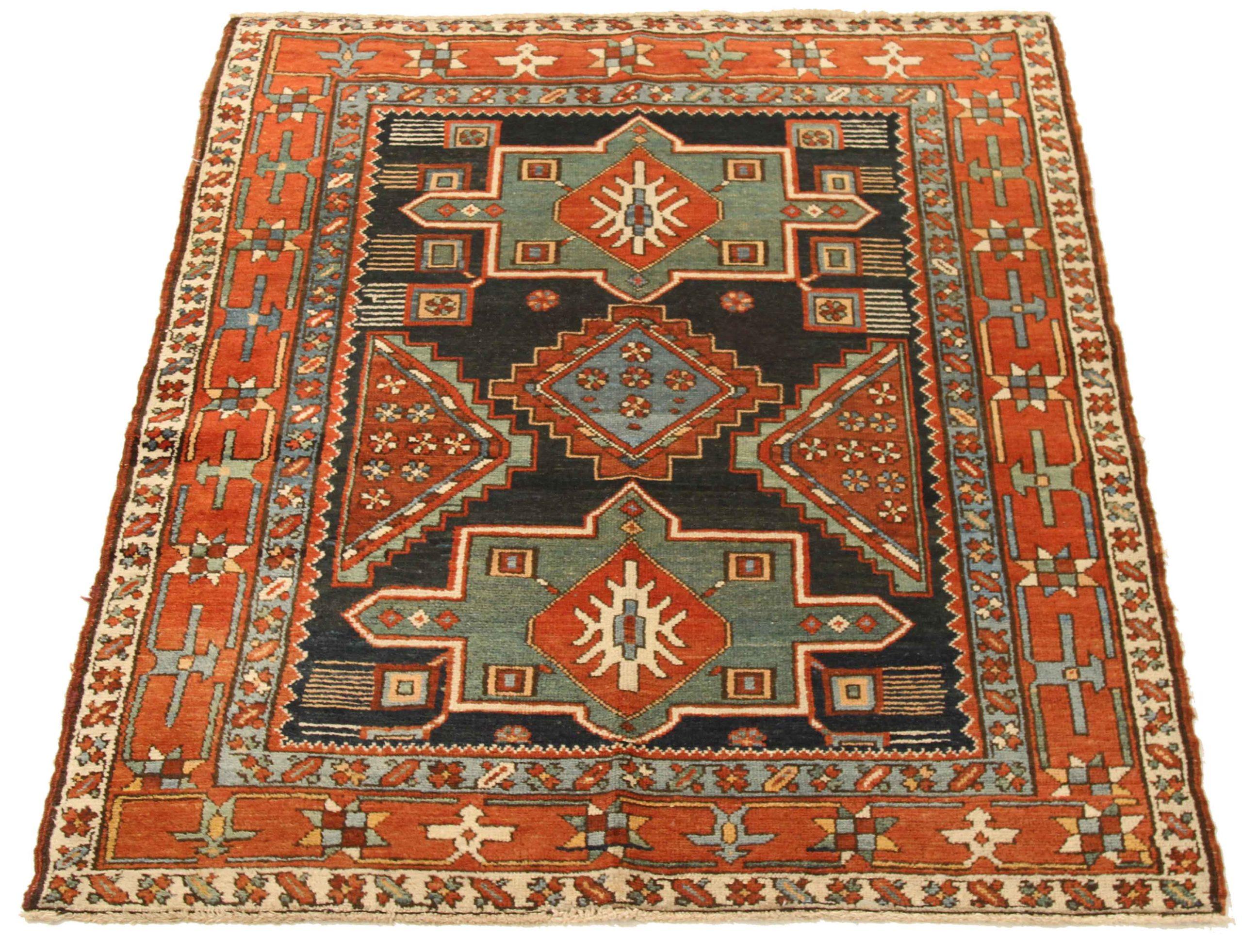 Entdecken Sie die Eleganz der persischen Serapi-Teppiche aus der Zeit um 1880. Dieses exklusive Design, das mit viel Liebe zum Detail entworfen wurde, ist perfekt, um Ihren Raum zu verschönern.