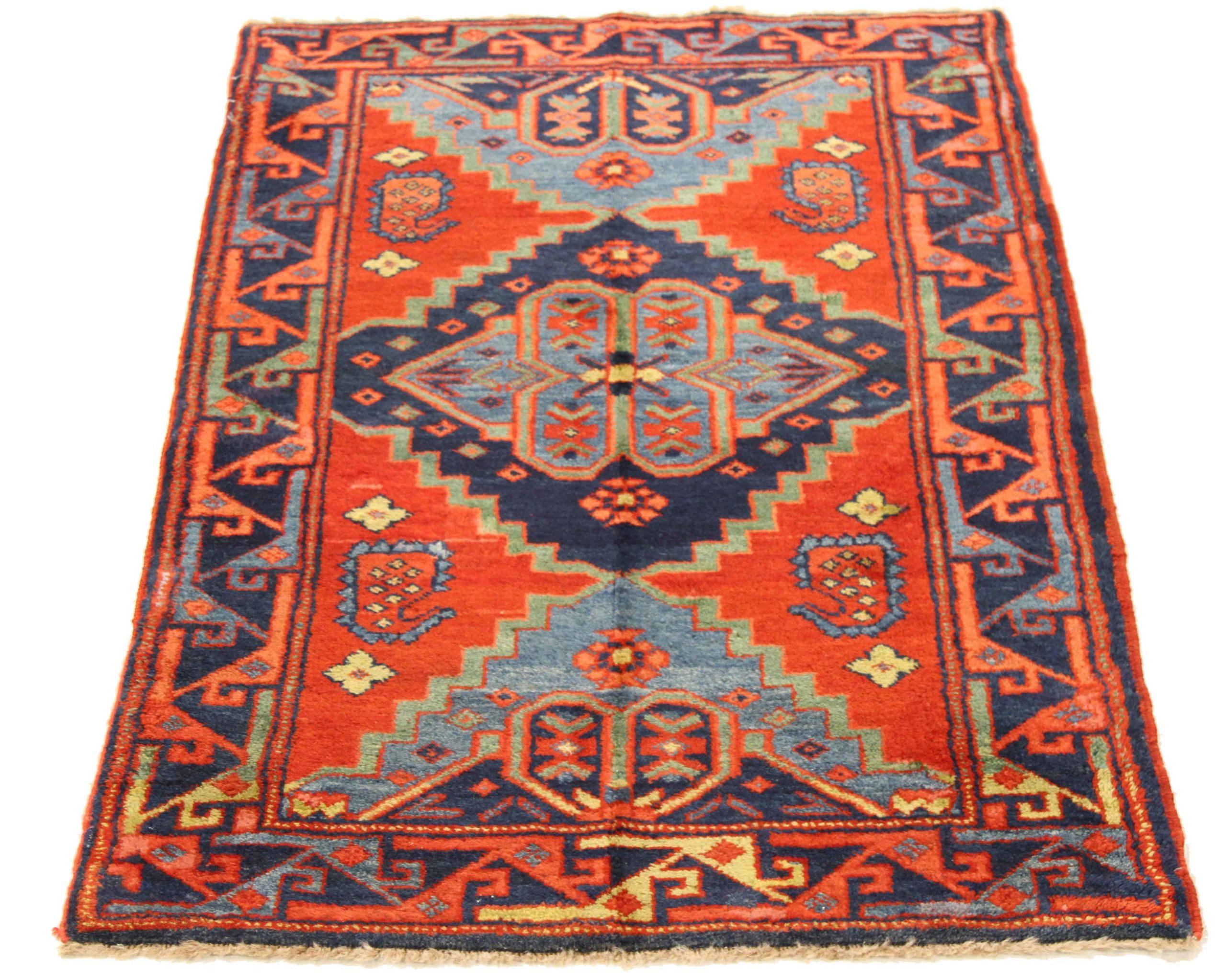 Entdecken Sie die Eleganz der persischen Serapi-Teppiche, die mit Area Rugs ausgestattet sind. Dieses exklusive Design, das mit viel Liebe zum Detail entworfen wurde, ist perfekt, um Ihren Raum zu verschönern.