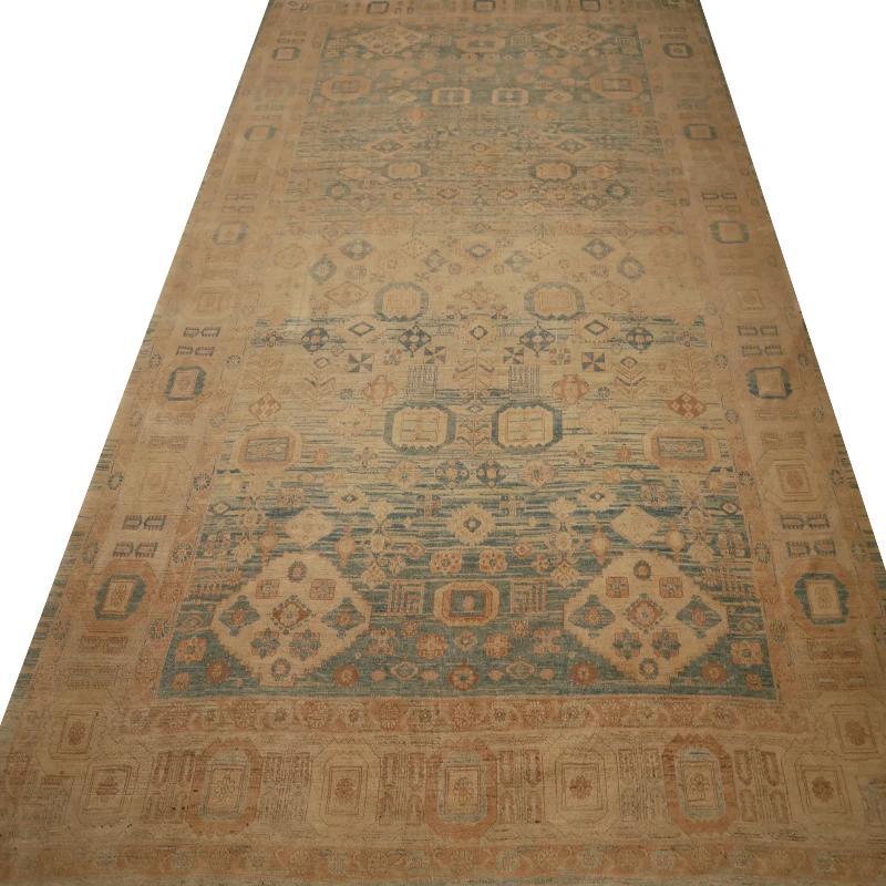 Découvrez l'élégance du tapis persan Serapi de Circa 1990. Conçu avec de la laine et du BlueBrownIvory, ce design exclusif est parfait pour mettre en valeur votre espace.