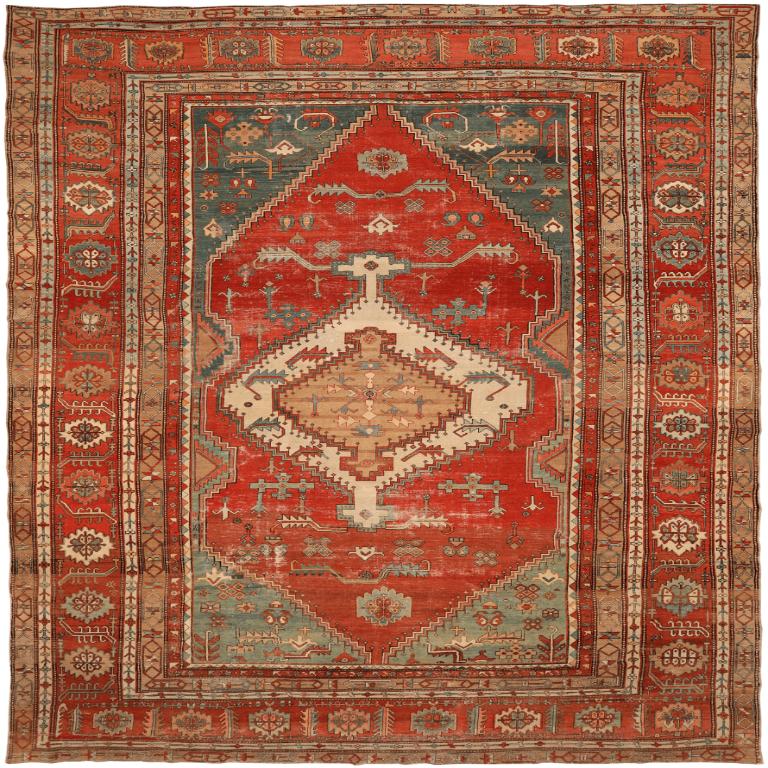 Scopri l'eleganza del tappeto persiano Serapi, caratterizzato da un formato over size del 1910. Progettato con lana e blu-verde-avorio-rosso, questo design esclusivo è perfetto per valorizzare il tuo spazio.