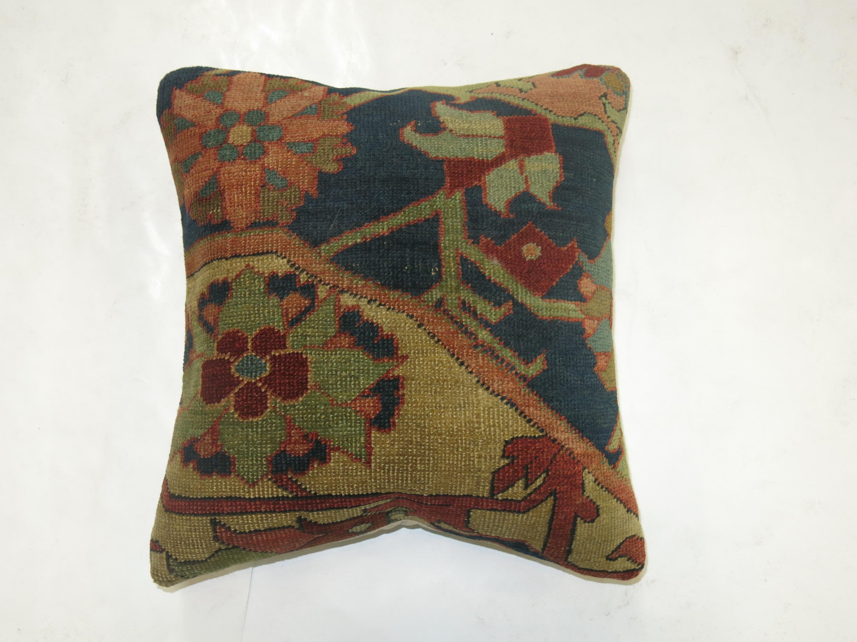 Persian Serapi Rug Pillow In Good Condition For Sale In New York, NY