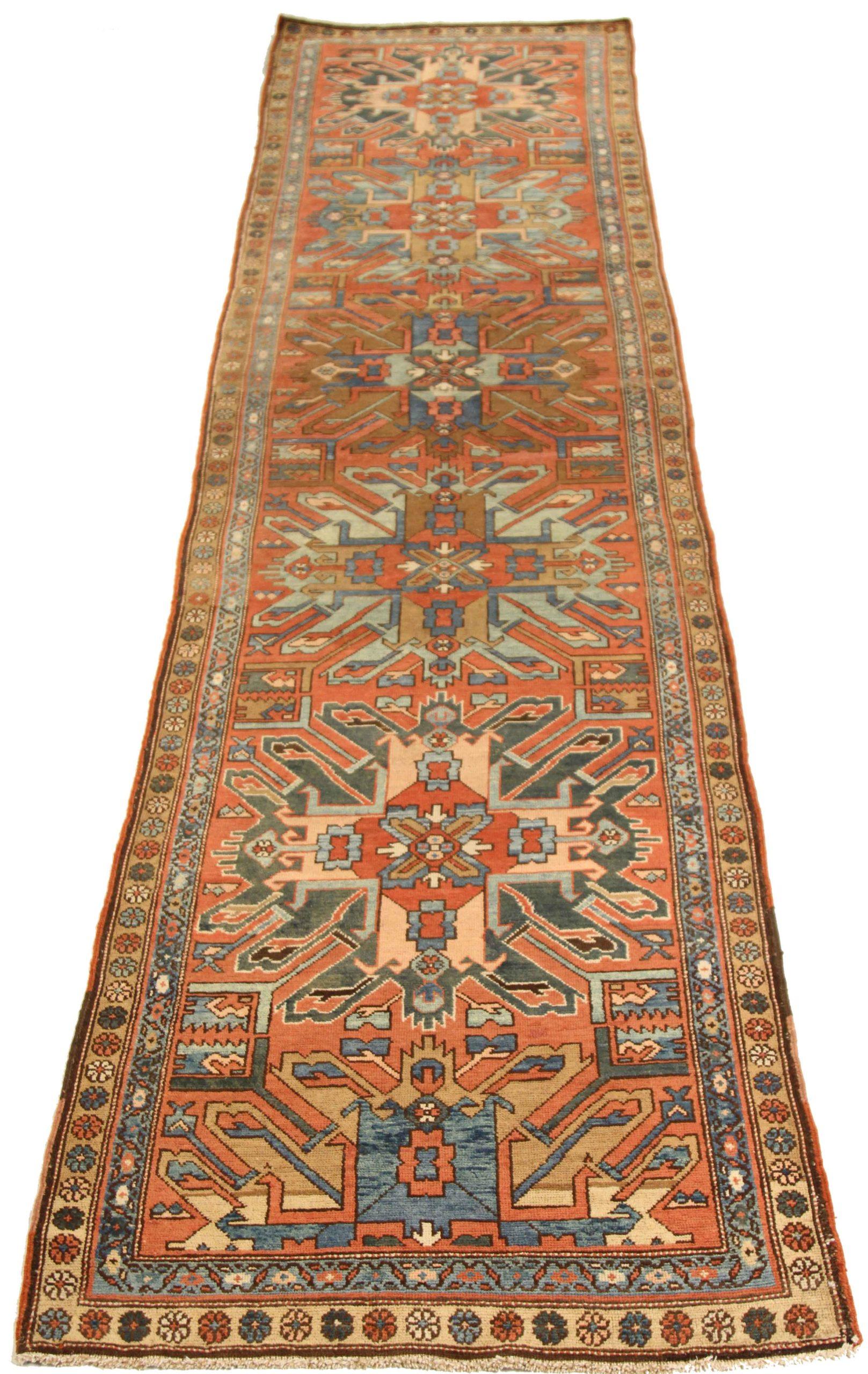 Scopri l'eleganza del tappeto persiano Serapi, caratterizzato da Runner Rug di CIRCA 1880. Progettato con Silk e BlueRed, questo design esclusivo è perfetto per valorizzare il tuo spazio.