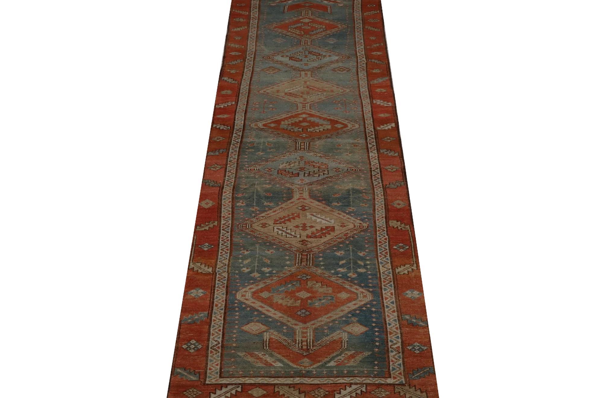 Entdecken Sie die Eleganz des persischen Serapi-Teppichs mit Läufer aus der Zeit um 1880. Dieses exklusive Design aus Wolle und Blau-Elfenbein-Rot ist perfekt, um Ihren Raum zu verschönern.