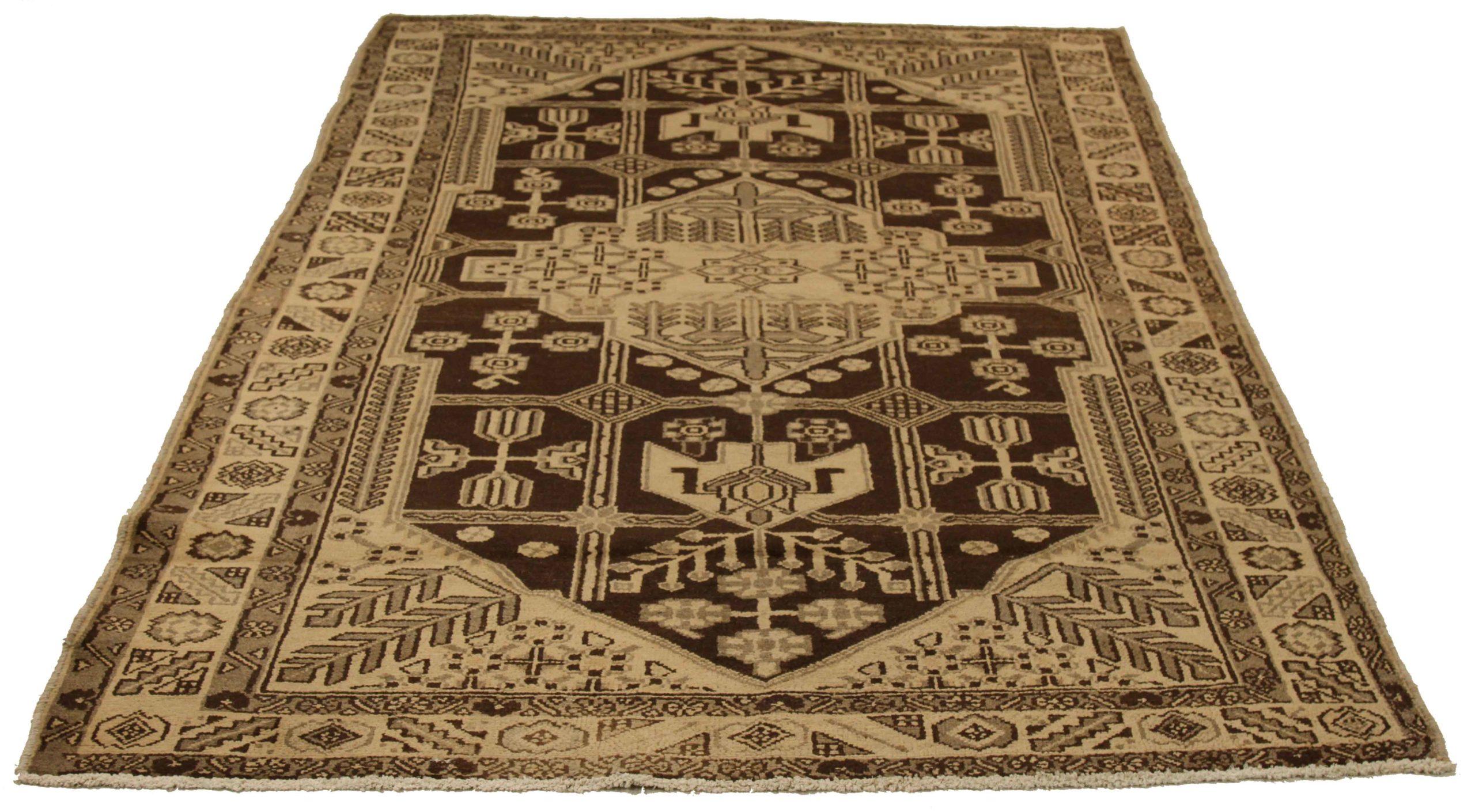 Entdecken Sie die Eleganz der persischen Schahsavanen mit Teppichen von CIRCA 1880. Dieses exklusive Design, das mit viel Liebe zum Detail entworfen wurde, ist perfekt, um Ihren Raum zu verschönern.