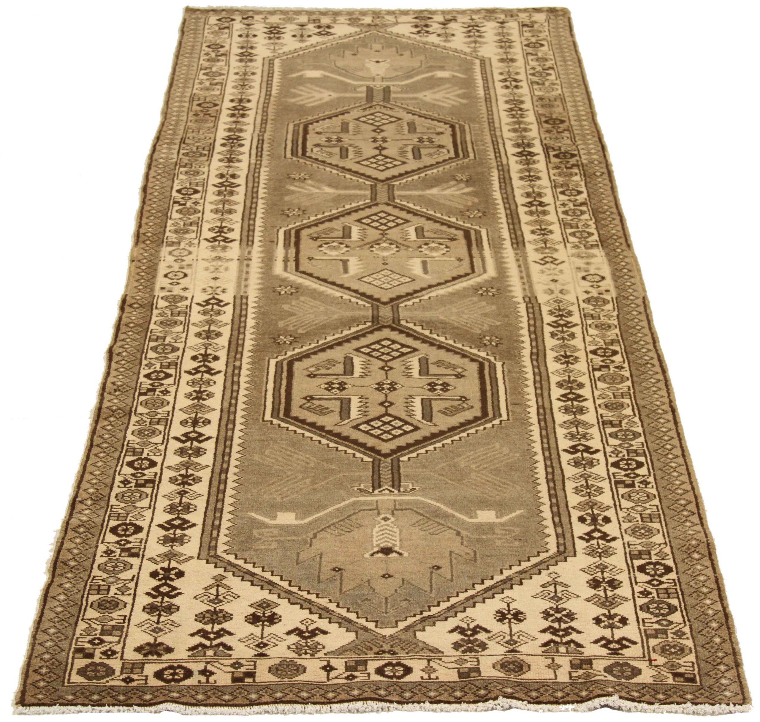 Entdecken Sie die Eleganz der persischen Schahsavanen mit Teppichen von CIRCA 1880. Dieses exklusive Design, das mit viel Liebe zum Detail entworfen wurde, ist perfekt, um Ihren Raum zu verschönern.