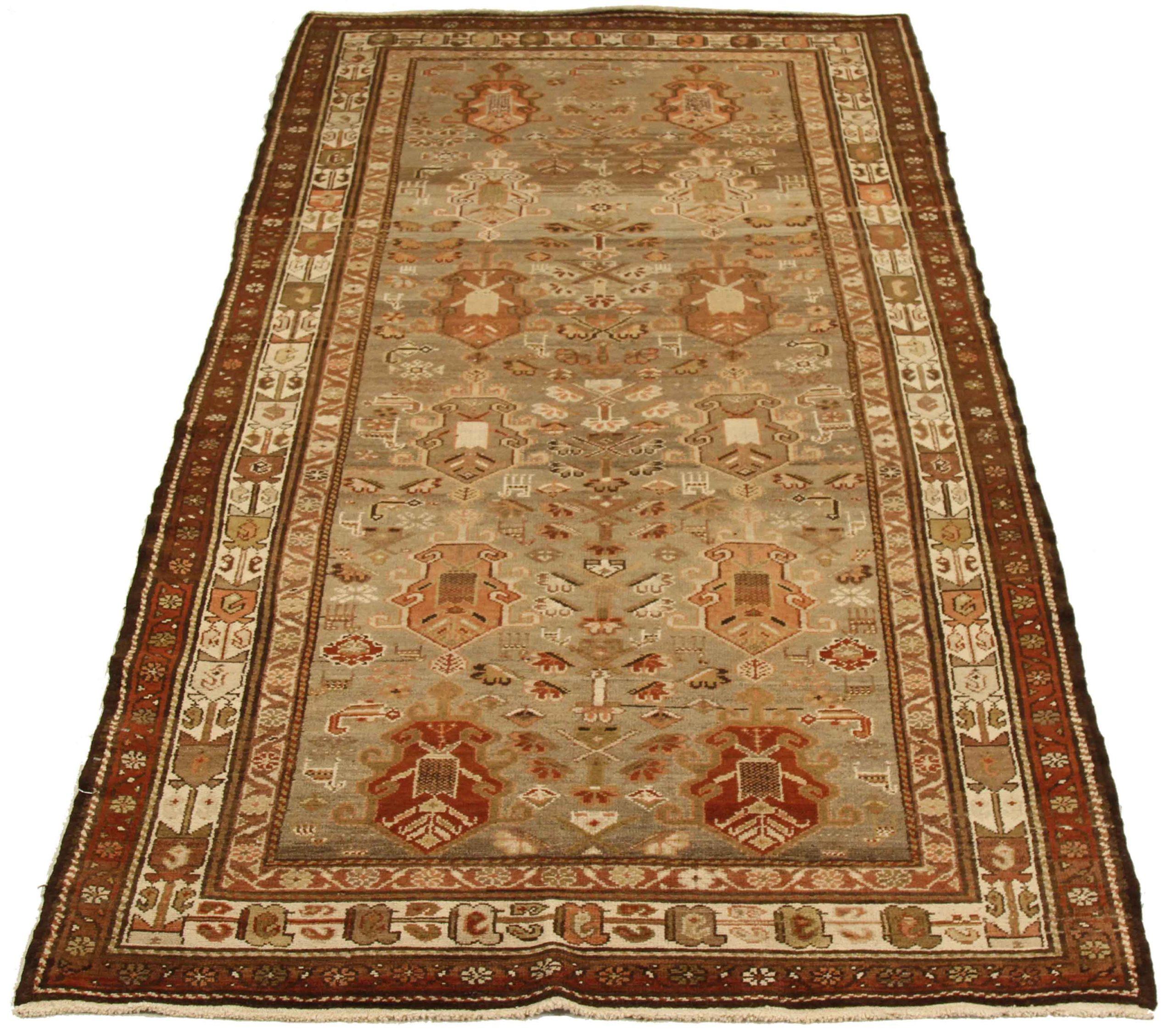 Entdecken Sie die Eleganz der persischen Schahsavanen mit Teppichen von CIRCA 1880. Dieses exklusive Design, das mit viel Liebe zum Detail entworfen wurde, ist perfekt, um Ihren Raum zu verschönern.
