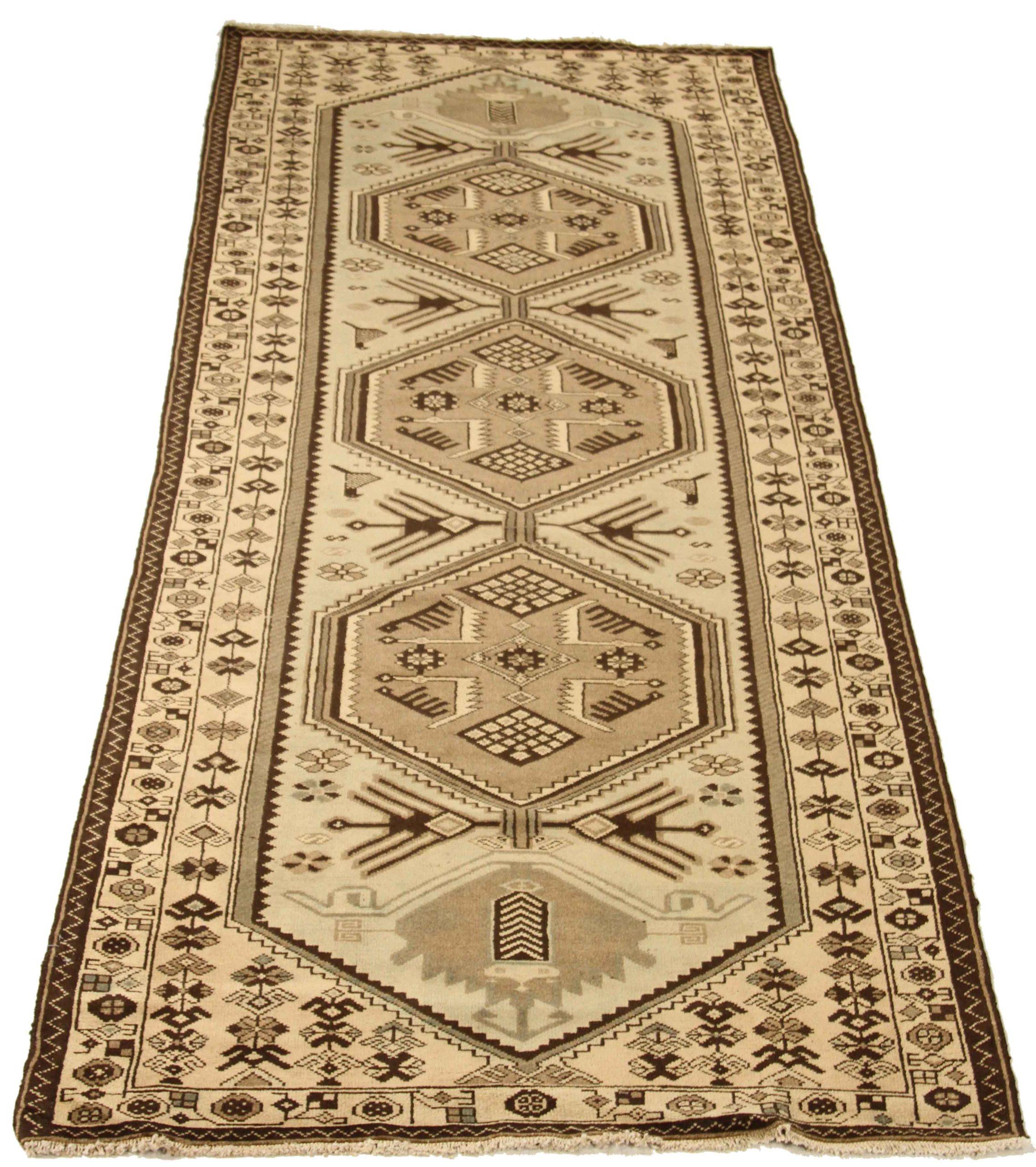 Entdecken Sie die Eleganz der persischen Schahsavanen mit Teppichen von CIRCA 1880. Dieses exklusive Design, das mit viel Liebe zum Detail entworfen wurde, ist perfekt, um Ihren Raum zu verschönern.