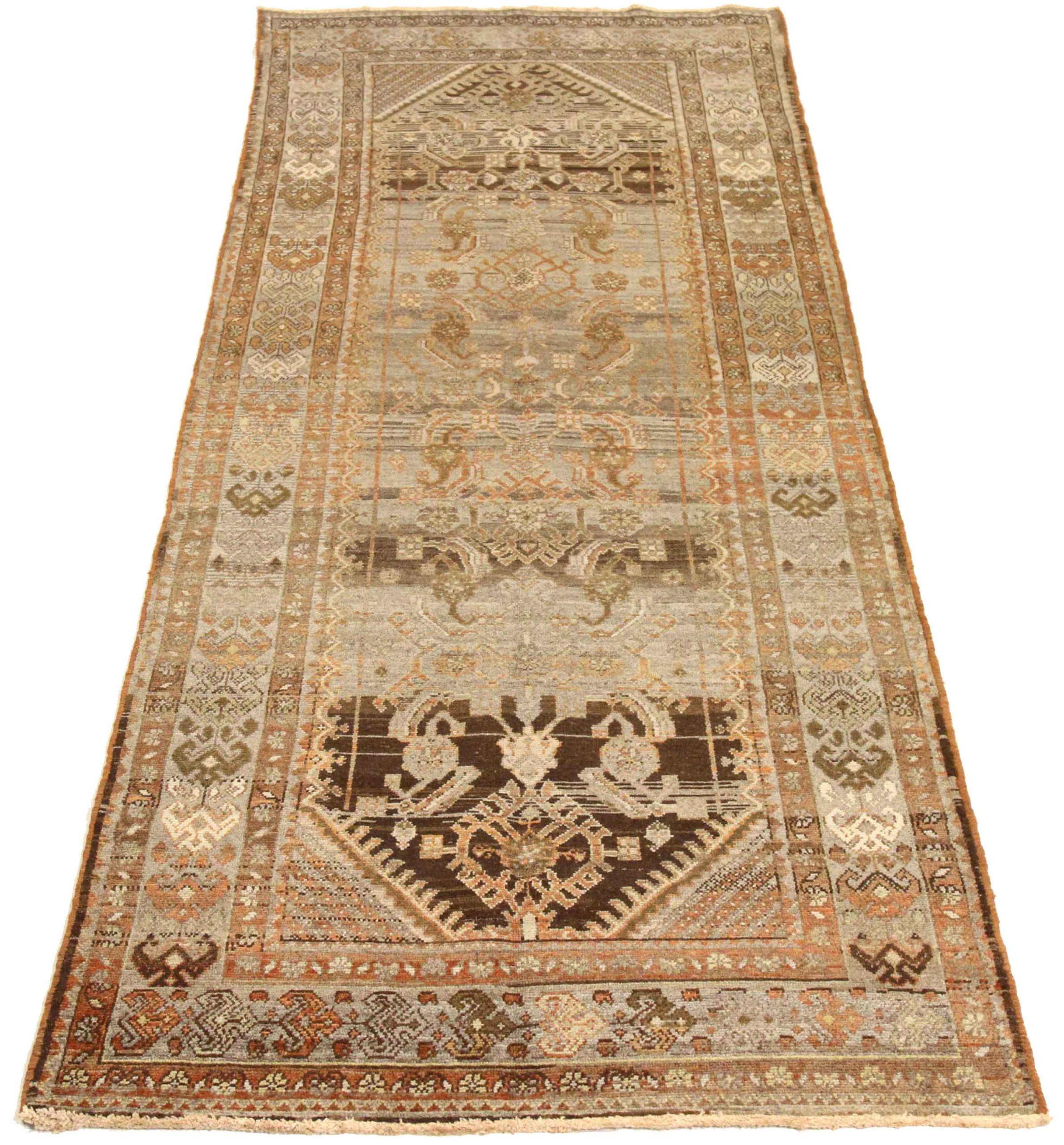 Entdecken Sie die Eleganz des persischen Schahsavans mit dem kleinen Teppich CIRCA 1880. Dieses exklusive Design aus Wolle und Braun-Elfenbein-Rot ist perfekt, um Ihren Raum zu verschönern.