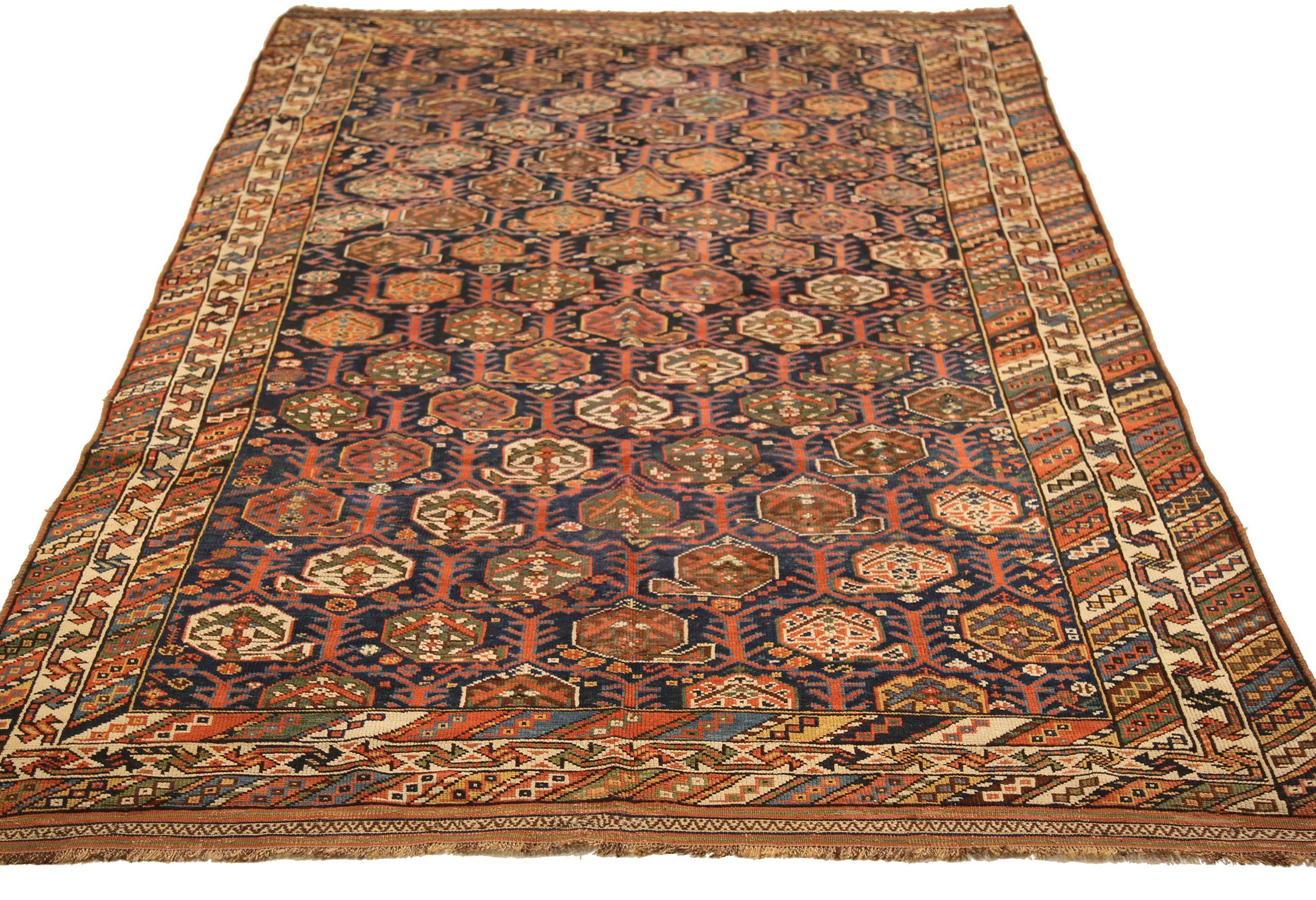 Scopri l'eleganza dei tappeti persiani Shiraz con caratteristiche di CIRCA 1880. Progettato con una meticolosa attenzione ai dettagli, questo design esclusivo è perfetto per valorizzare il tuo spazio.