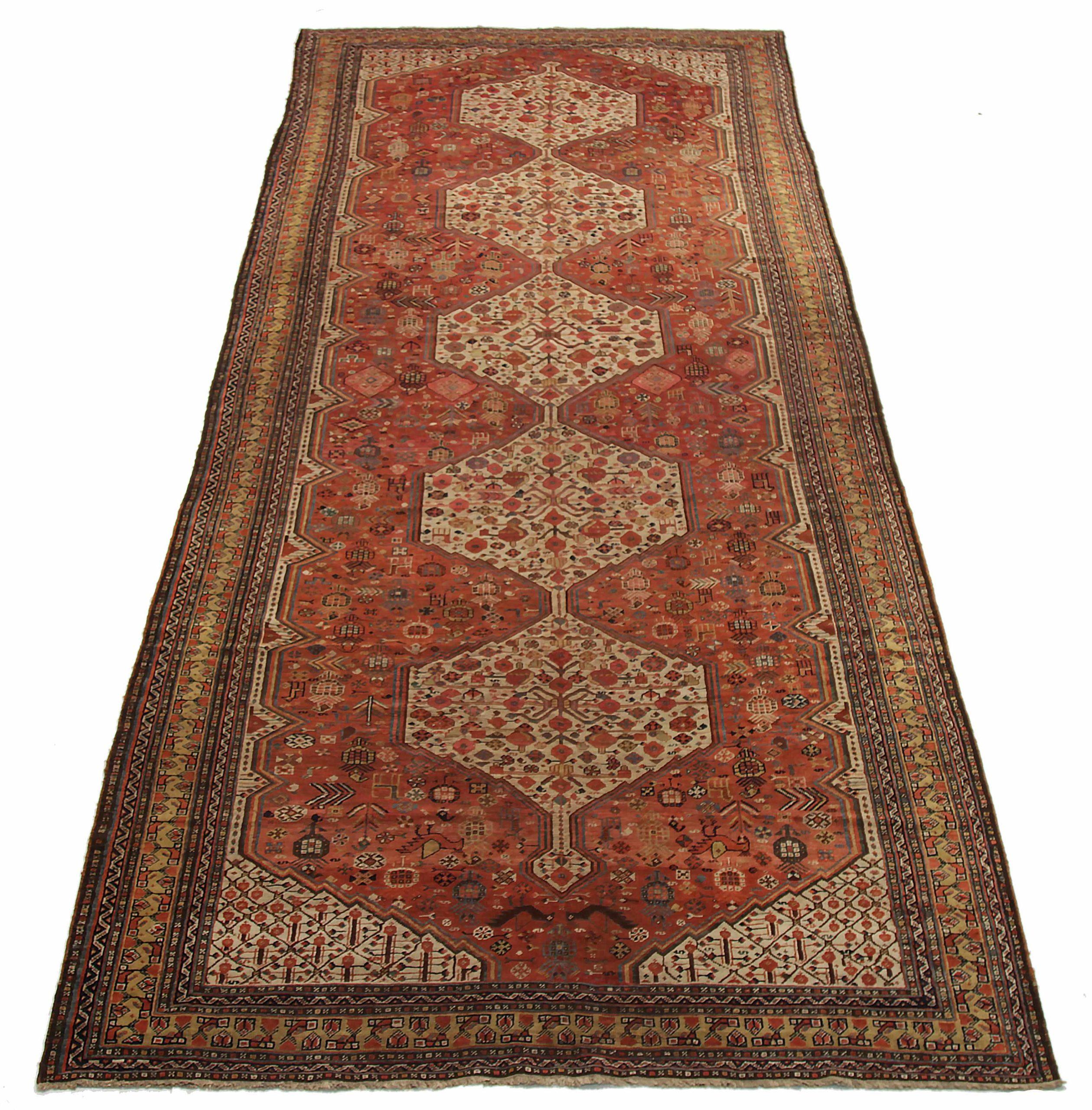 Scopri l'eleganza dei tappeti persiani Shiraz con caratteristiche di CIRCA 1880. Progettato con una meticolosa attenzione ai dettagli, questo design esclusivo è perfetto per valorizzare il tuo spazio.