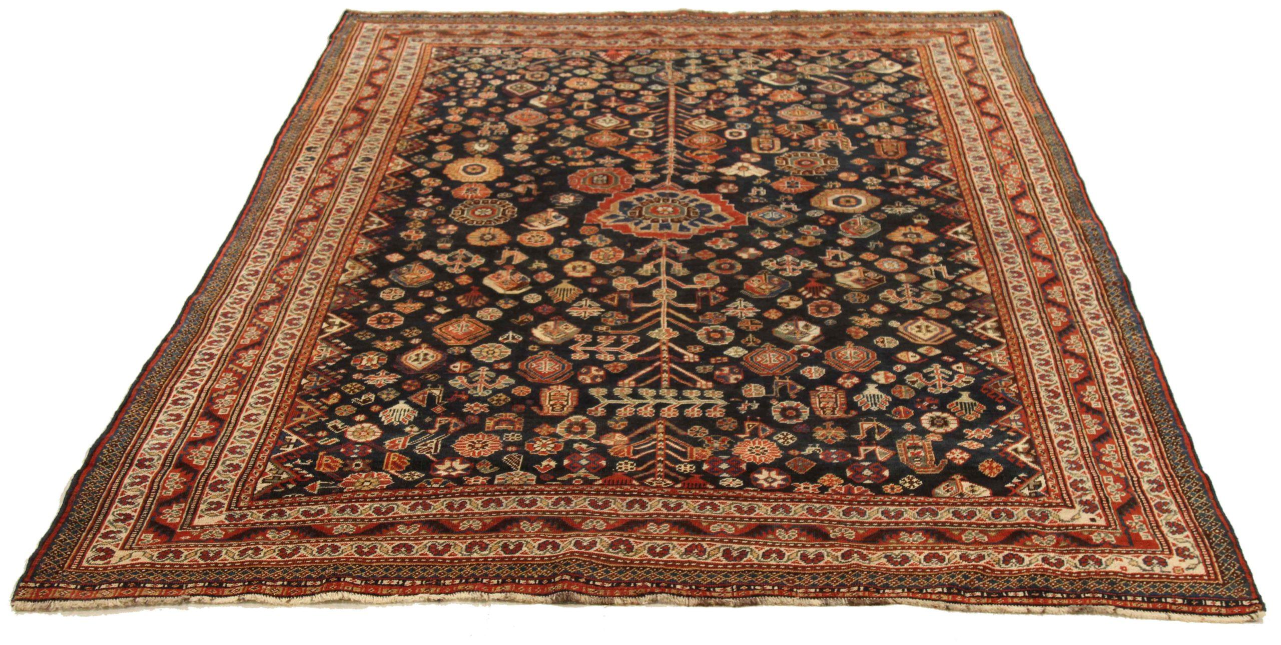 Scopri l'eleganza dei tappeti persiani Shiraz con caratteristiche di CIRCA 1880. Progettato con una meticolosa attenzione ai dettagli, questo design esclusivo è perfetto per valorizzare il tuo spazio.