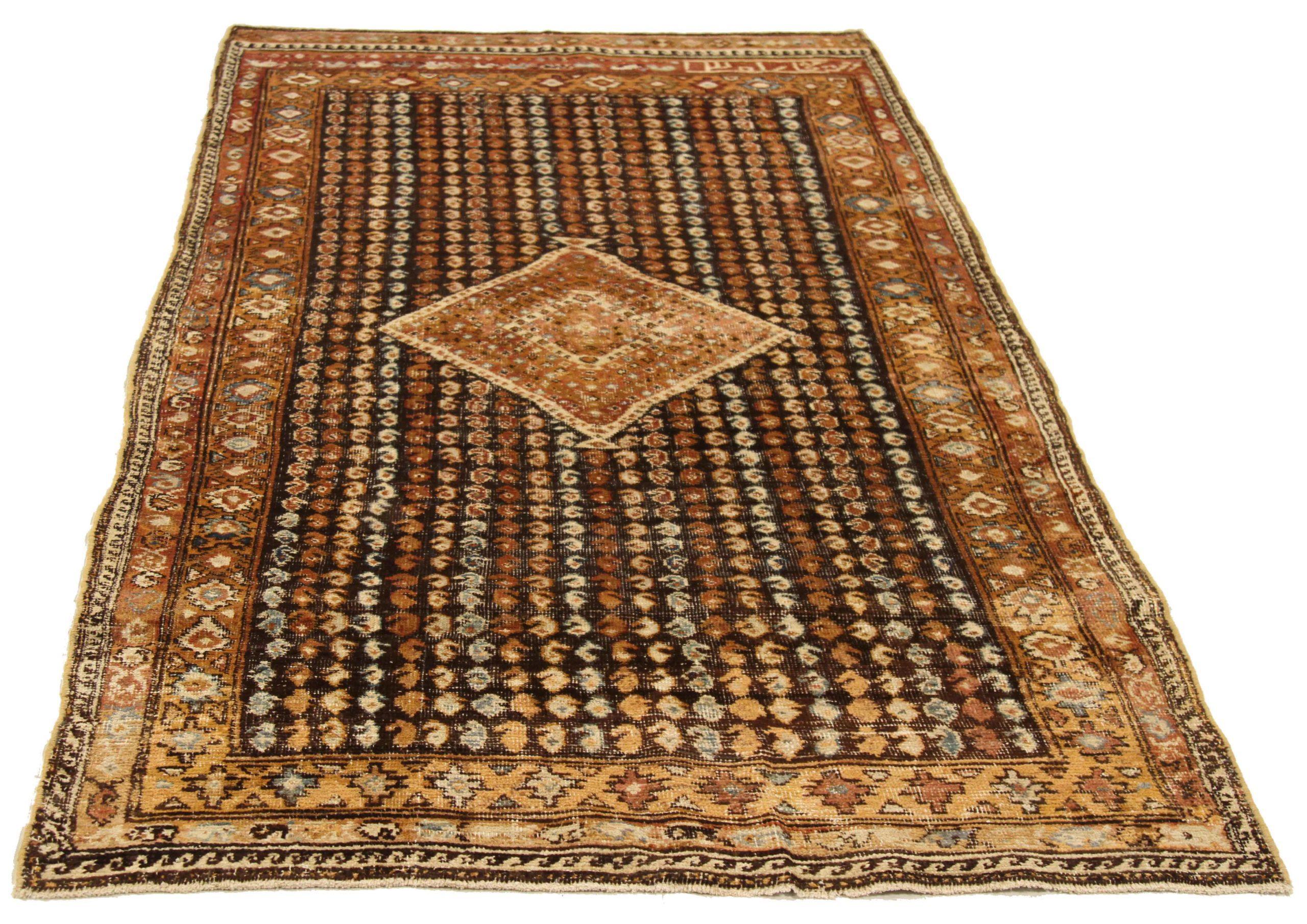 Scopri l'eleganza dei tappeti persiani Shiraz con caratteristiche di CIRCA 1880. Progettato con una meticolosa attenzione ai dettagli, questo design esclusivo è perfetto per valorizzare il tuo spazio.