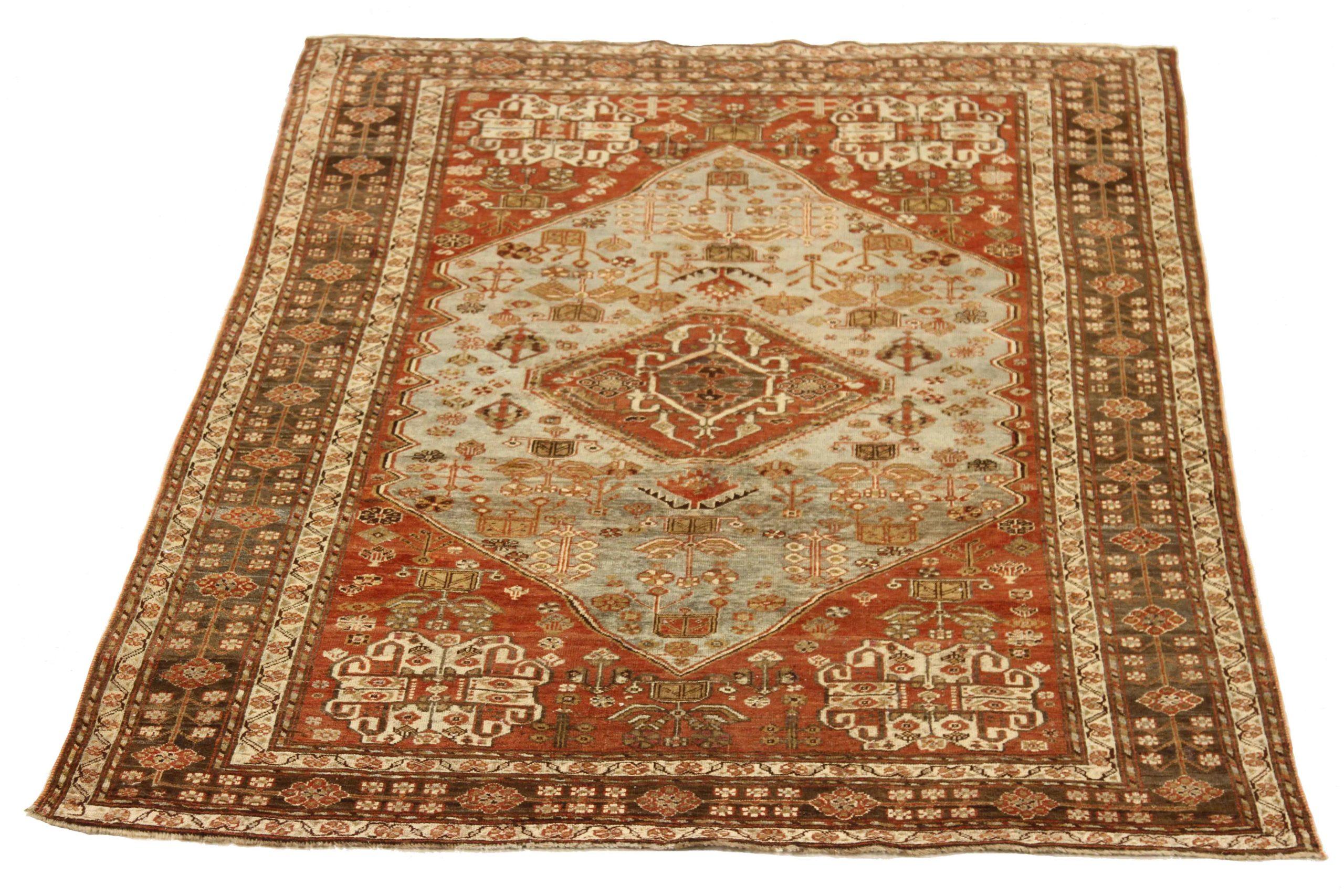 Descubre la elegancia de las alfombras persas Shiraz de Circa 1880. Diseñado con meticulosa atención al detalle, este diseño exclusivo es perfecto para realzar tu espacio.