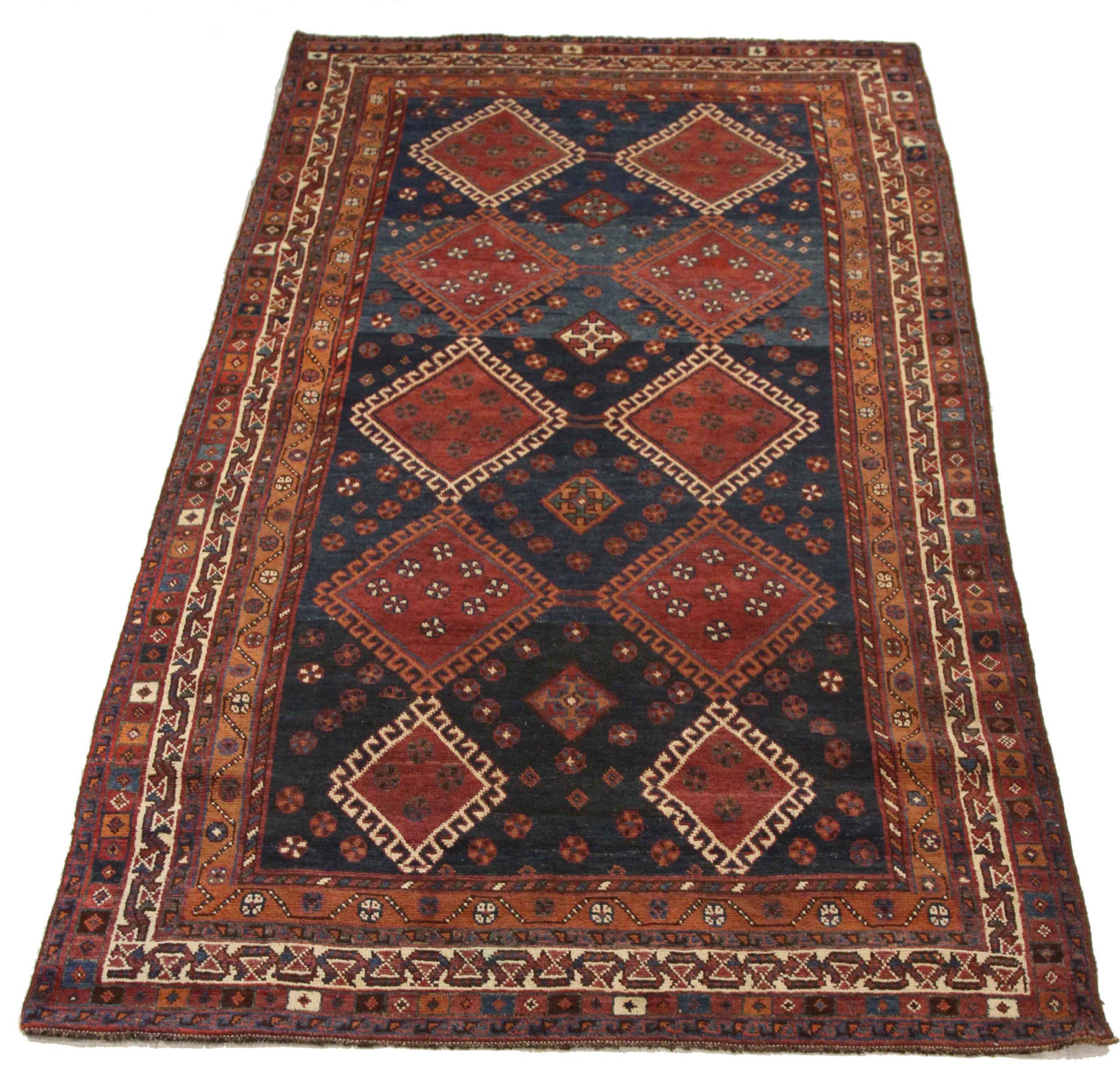Scopri l'eleganza dei tappeti persiani Shiraz con caratteristiche di CIRCA 1880. Progettato con una meticolosa attenzione ai dettagli, questo design esclusivo è perfetto per valorizzare il tuo spazio.