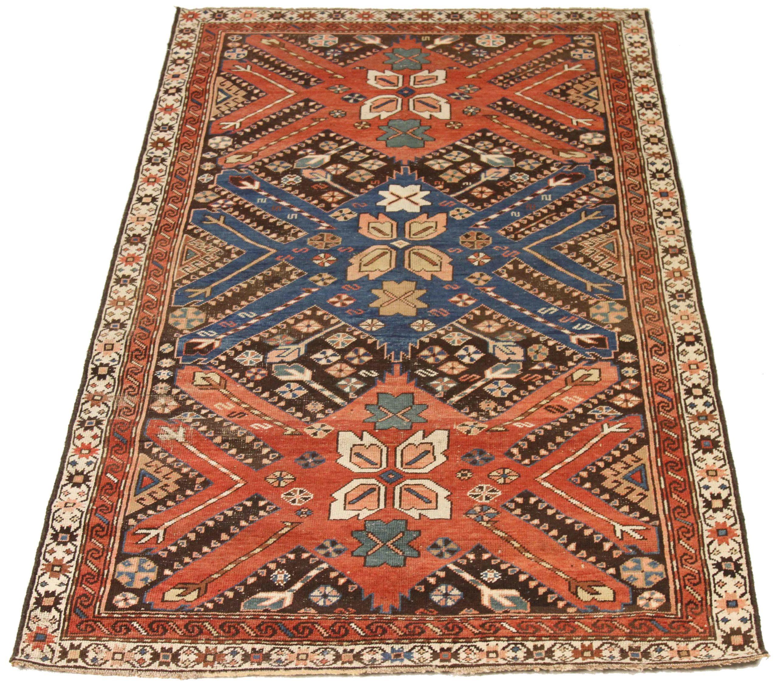 Scopri l'eleganza dei tappeti persiani Shiraz con caratteristiche di CIRCA 1880. Progettato con una meticolosa attenzione ai dettagli, questo design esclusivo è perfetto per valorizzare il tuo spazio.