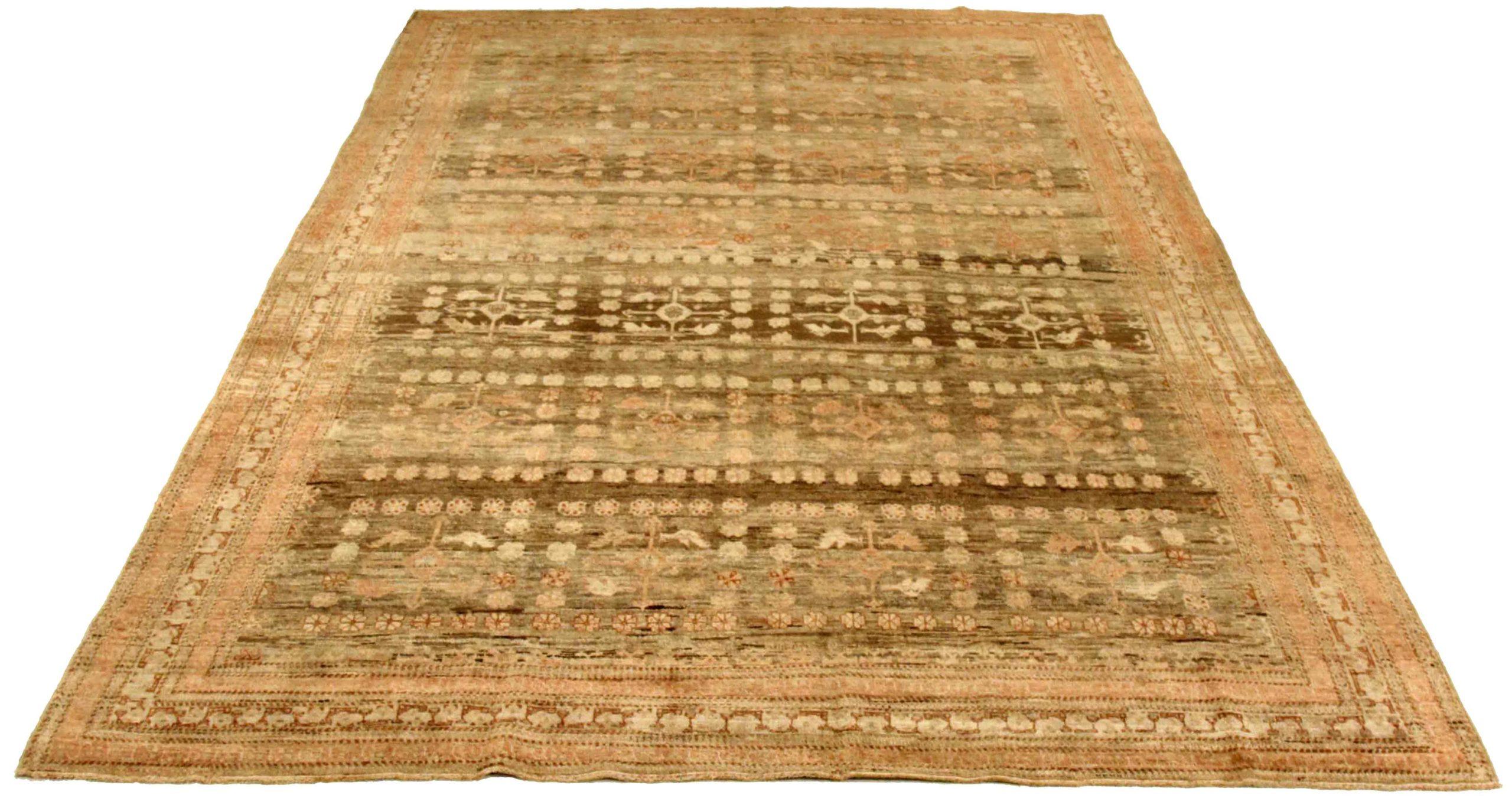 Entdecken Sie die Eleganz des persischen Shiraz mit Teppichen von CIRCA 1880. Dieses exklusive Design aus Wolle und Braun-Elfenbein-Rosa ist perfekt, um Ihren Raum zu verschönern.