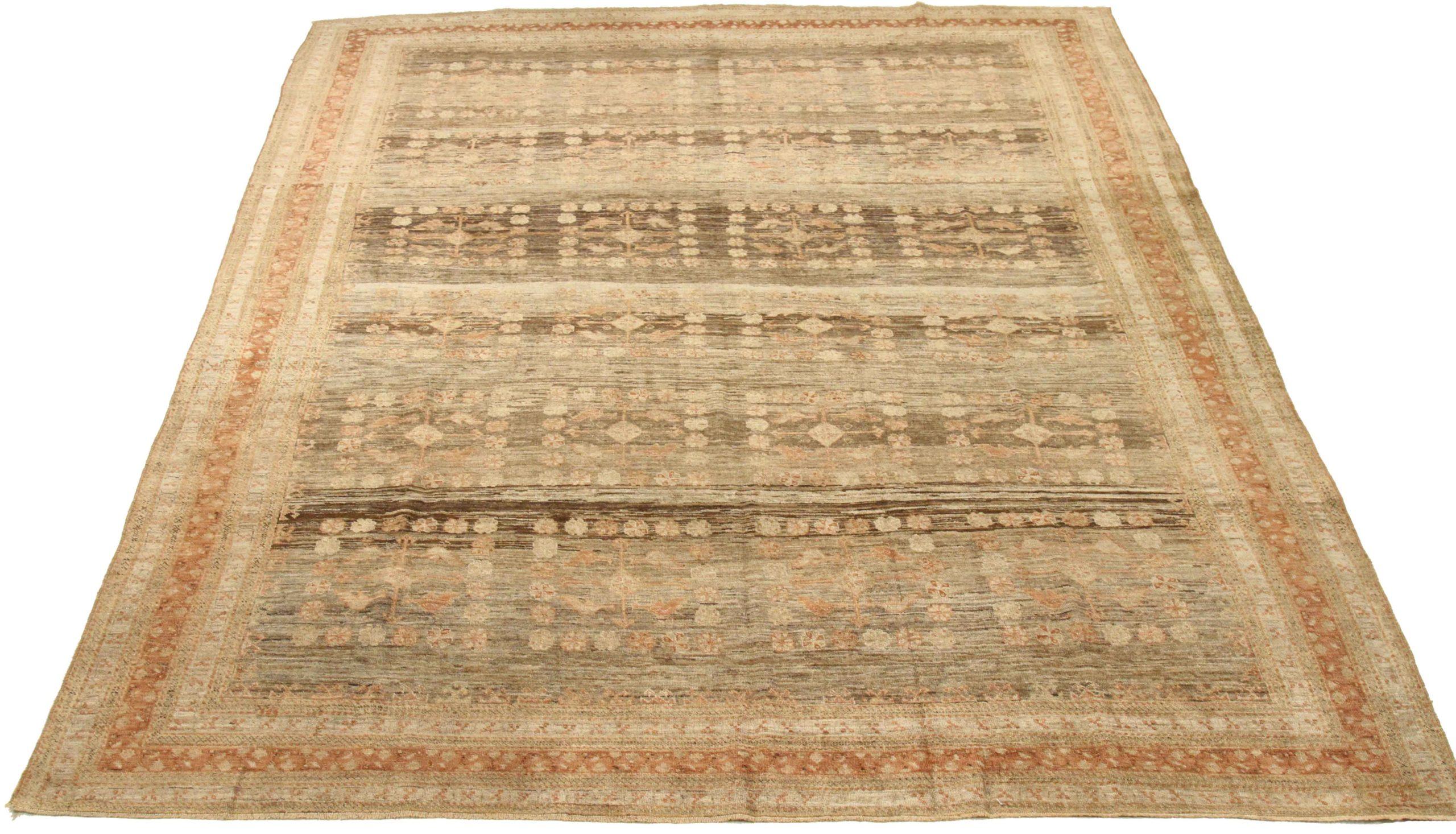 Entdecken Sie die Eleganz des persischen Shiraz mit Teppichen von CIRCA 1880. Dieses exklusive Design aus Wolle und Braun-Elfenbein-Rot ist perfekt, um Ihren Raum zu verschönern.
