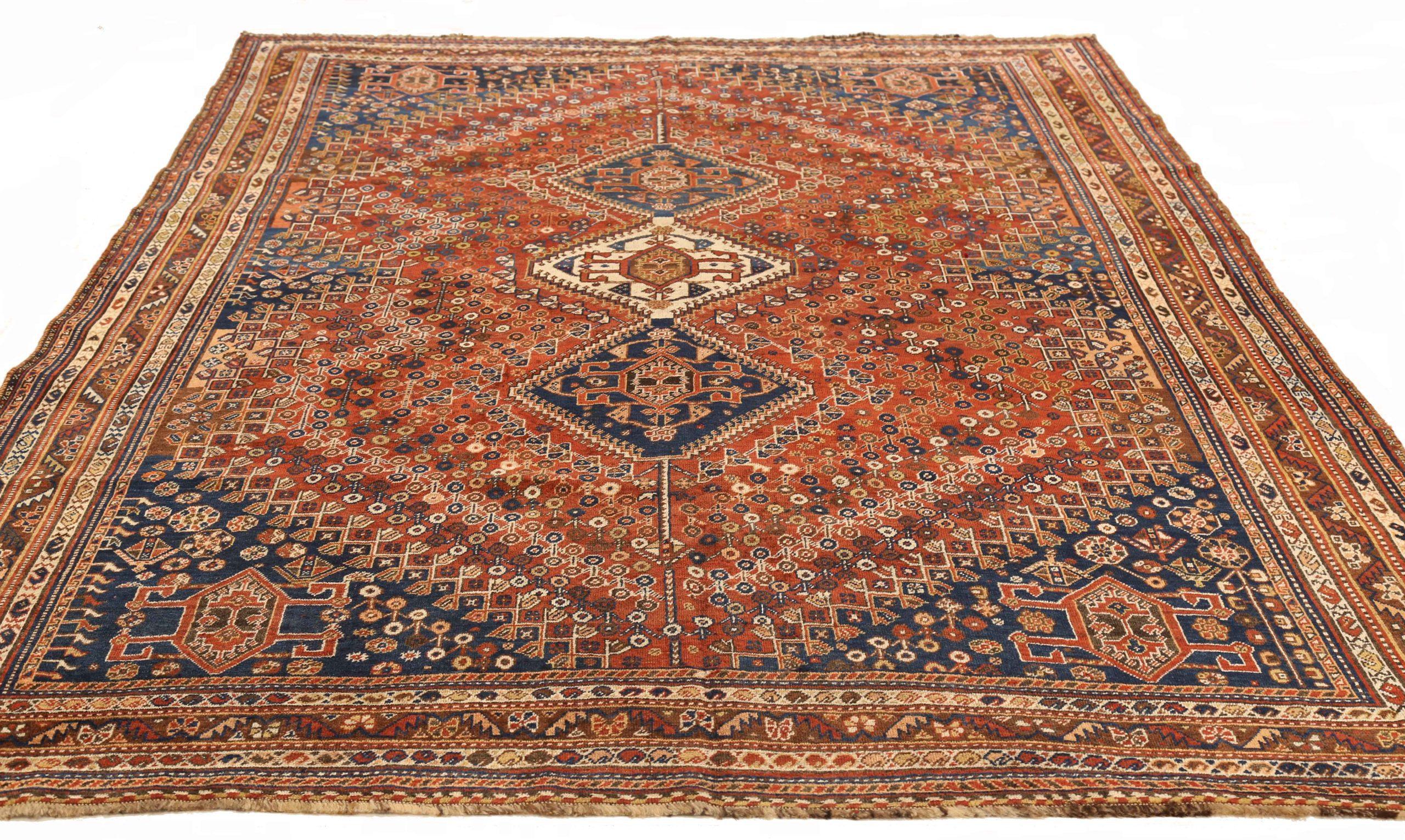 Découvrez l'élégance des tapis persans Shiraz de Circa 1880. Conçu avec de la laine et de l'ivoire bleu marine, ce design exclusif est parfait pour mettre en valeur votre espace.