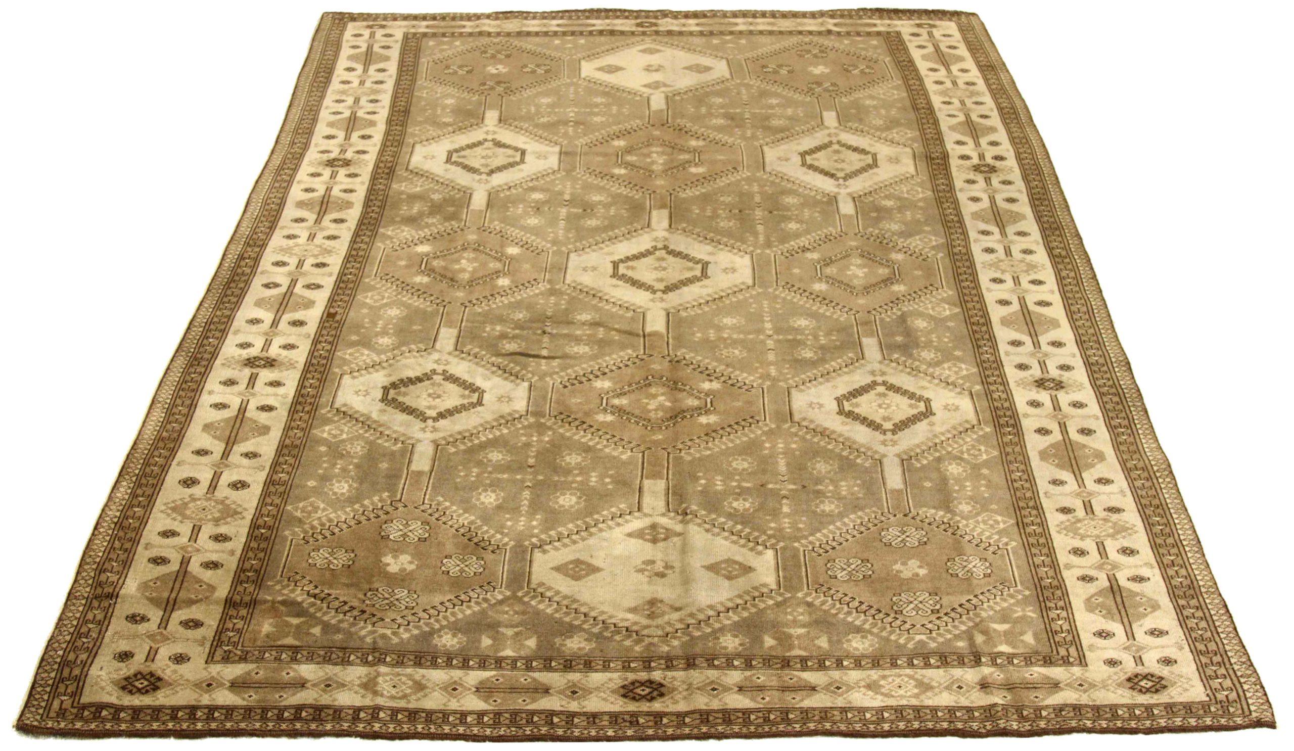 Scopri l'eleganza dei tappeti persiani Shiraz con caratteristiche di CIRCA 1910. Progettato in lana e marrone-avorio, questo design esclusivo è perfetto per valorizzare il tuo spazio.
