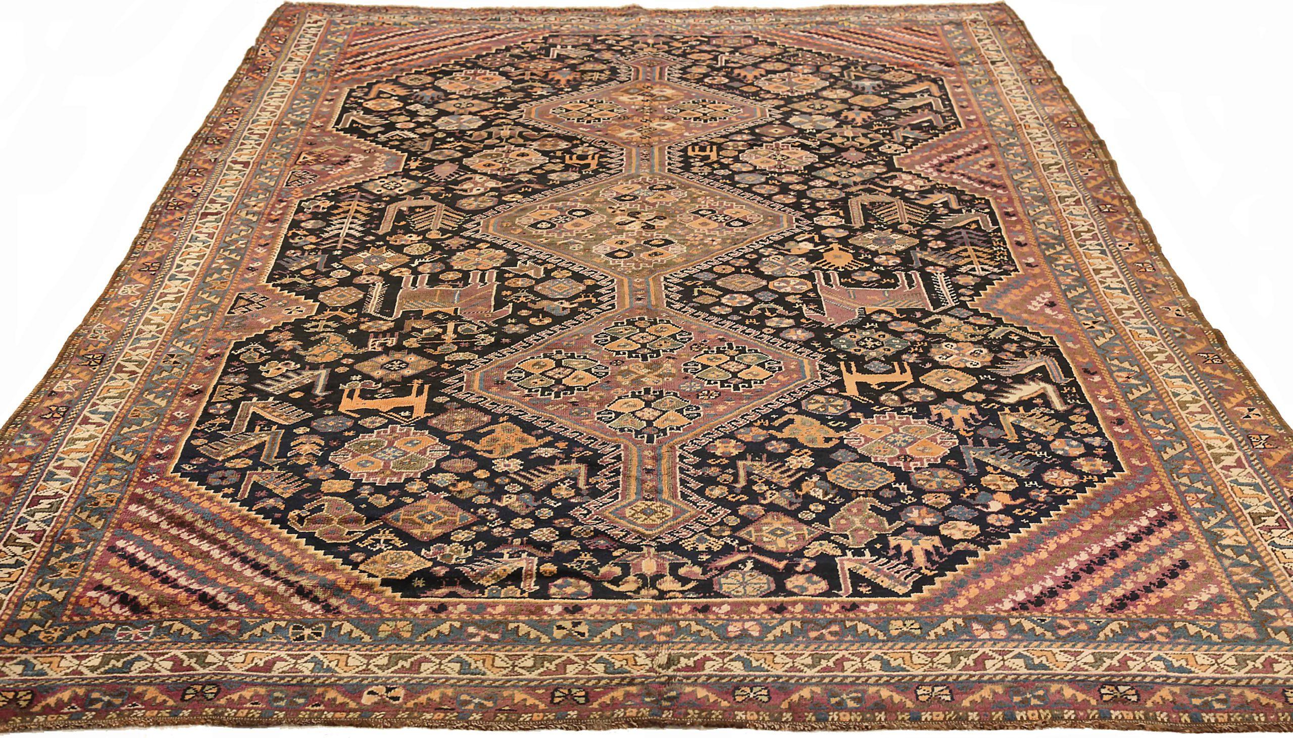 Découvrez l'élégance des tapis persans Shiraz de Circa 1910. Conçu avec de la laine et de l'ivoire bleu marine, ce design exclusif est parfait pour mettre en valeur votre espace.