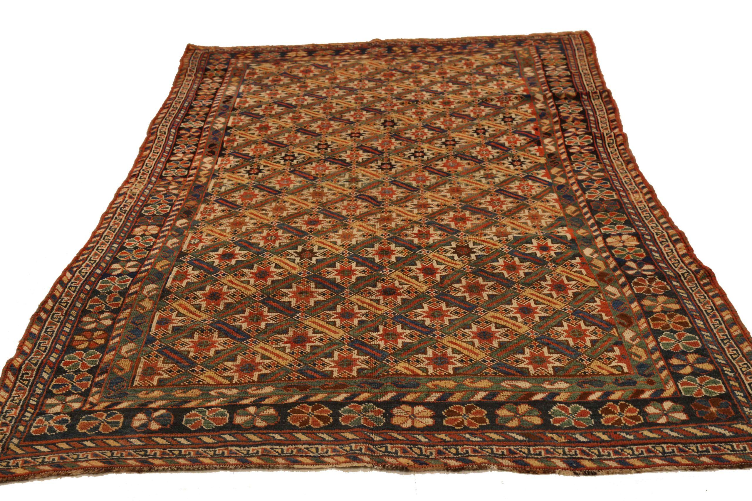 Scopri l'eleganza dei tappeti persiani Shiraz. Progettato con una meticolosa attenzione ai dettagli, questo design esclusivo è perfetto per valorizzare il tuo spazio.