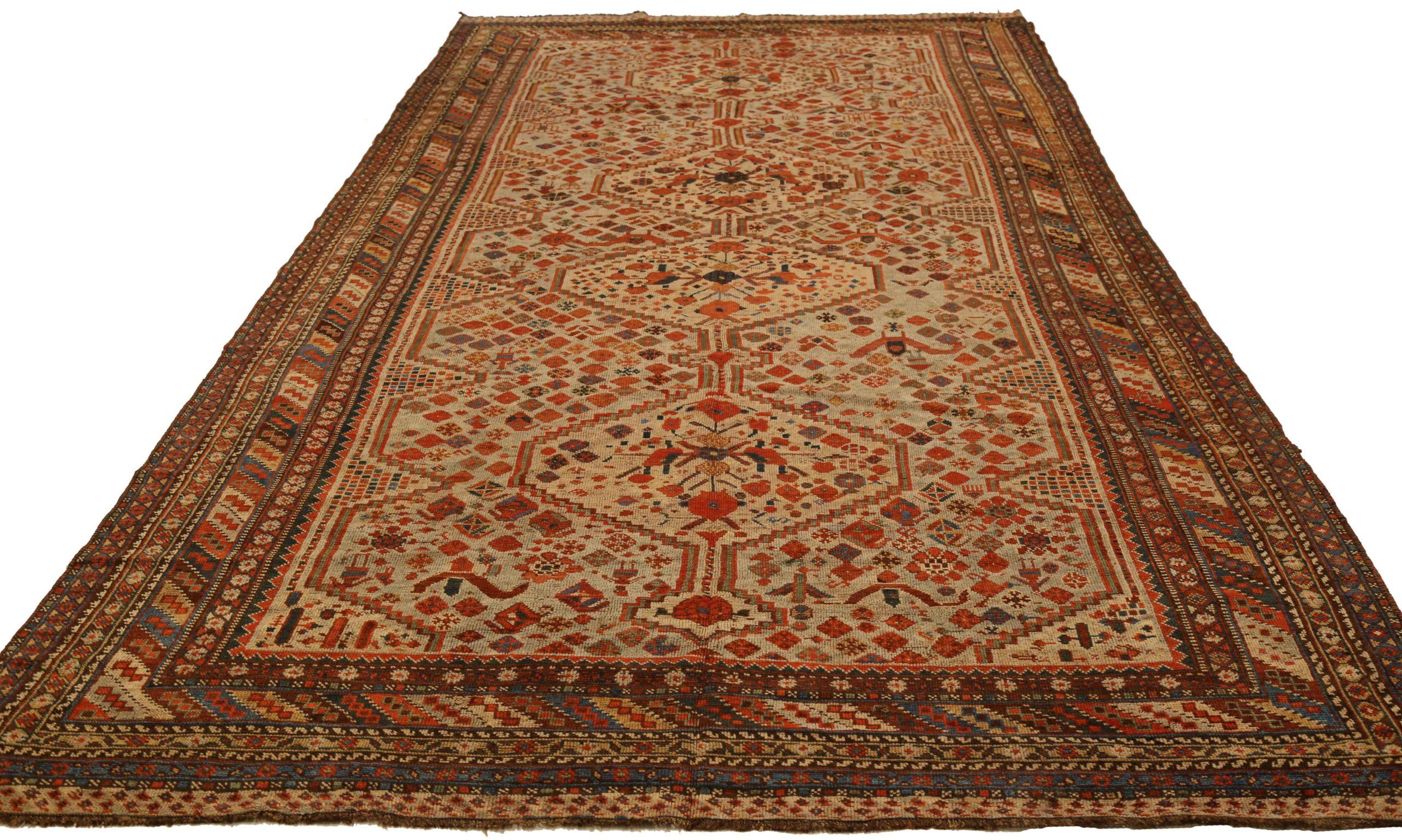 Scopri l'eleganza dei tappeti persiani Shiraz. Progettato con una meticolosa attenzione ai dettagli, questo design esclusivo è perfetto per valorizzare il tuo spazio.