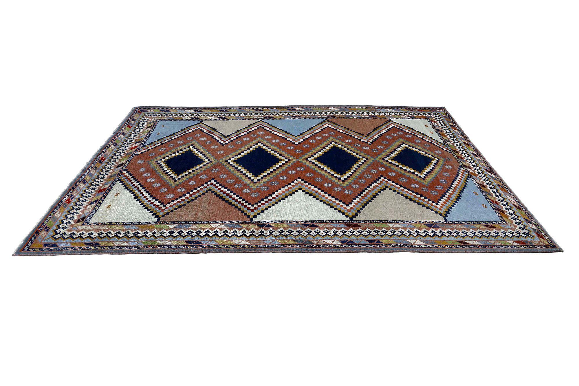 Découvrez l'élégance des tapis persans Shiraz de Circa 1910. Conçu avec de la Laine et du NoirBleuVertIvoireRougeTerracottaJaune, ce design exclusif est parfait pour mettre en valeur votre espace.