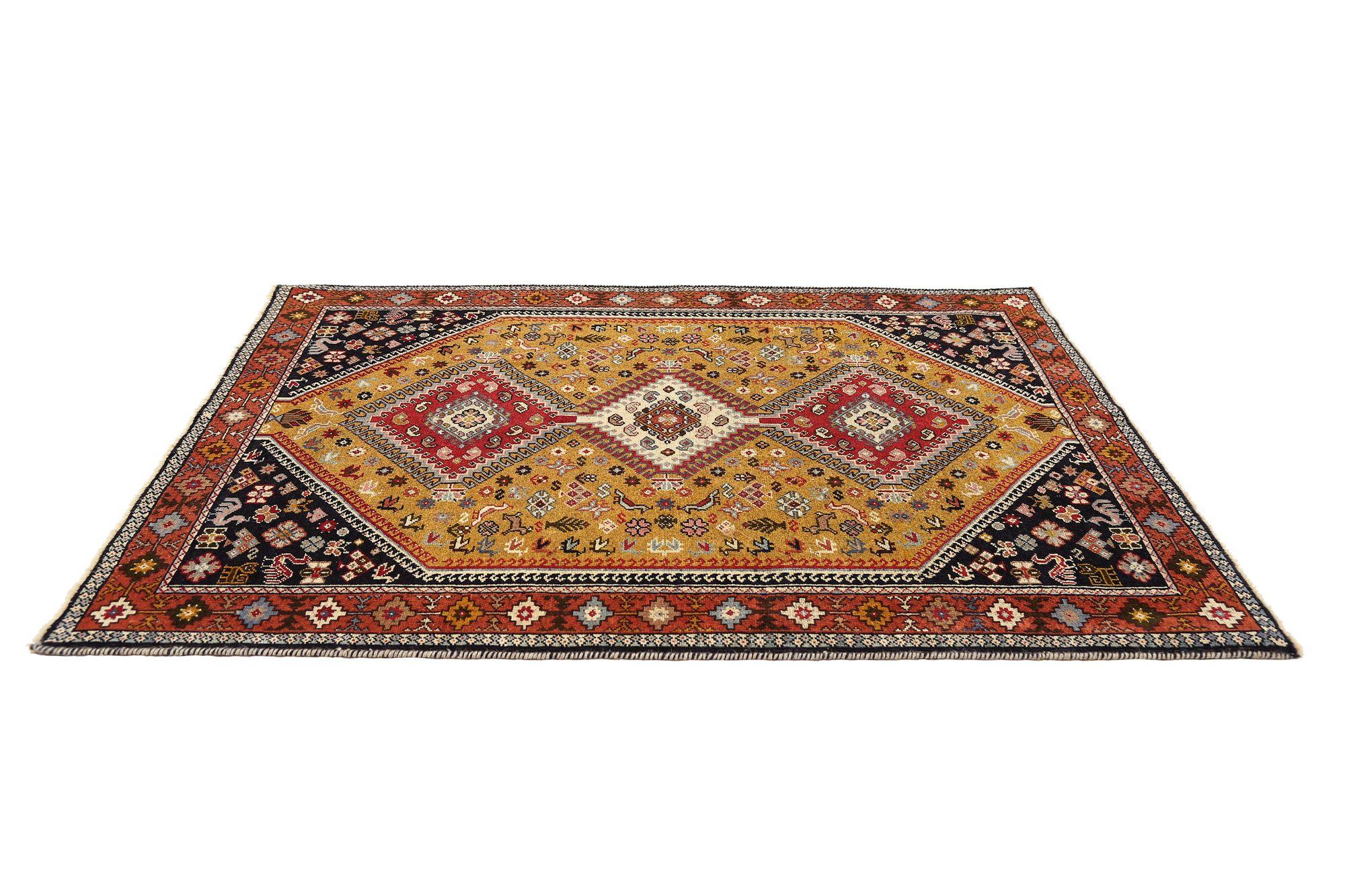Entdecken Sie die Eleganz des persischen Shiraz mit Teppichen von CIRCA 1970. Dieses exklusive Design aus Wolle und Schwarz-Elfenbein-Rot-Gelb ist perfekt, um Ihren Raum zu verschönern.