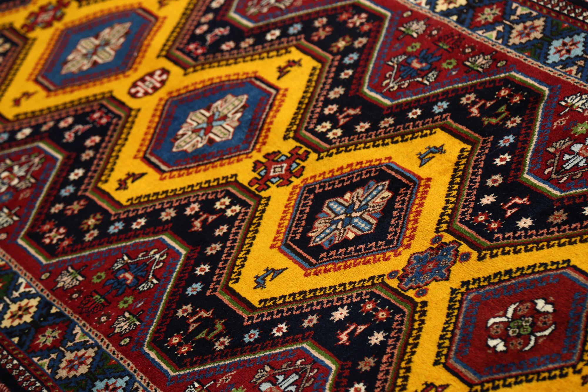 Entdecken Sie die Eleganz des persischen Shiraz mit Teppichen von CIRCA 1910. Dieses exklusive Design aus Wolle und SchwarzRotGelb ist perfekt, um Ihren Raum zu verschönern.